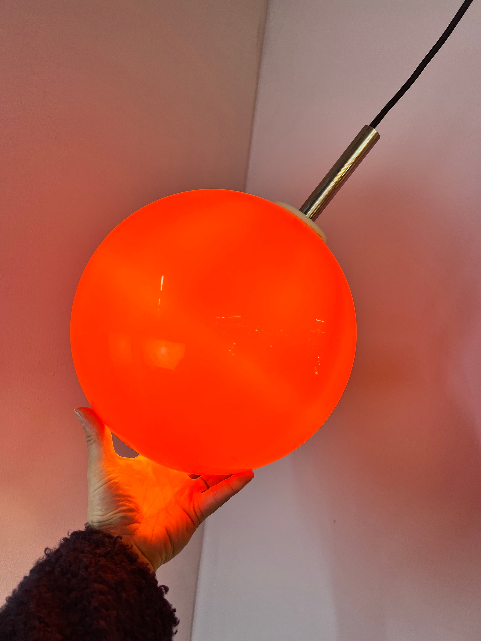 Große Kugellampe orange Kunststoff mit Chromstab