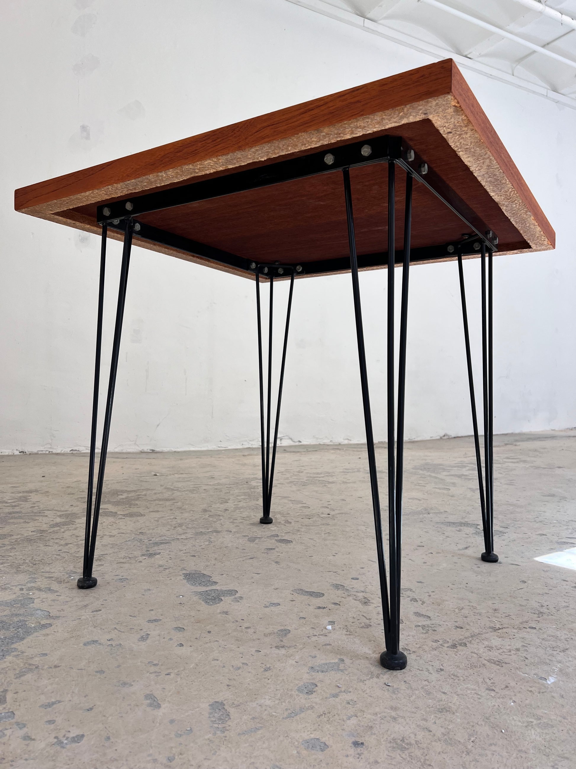 Quadratischer Esstisch Teak mit original Hairpinlegs