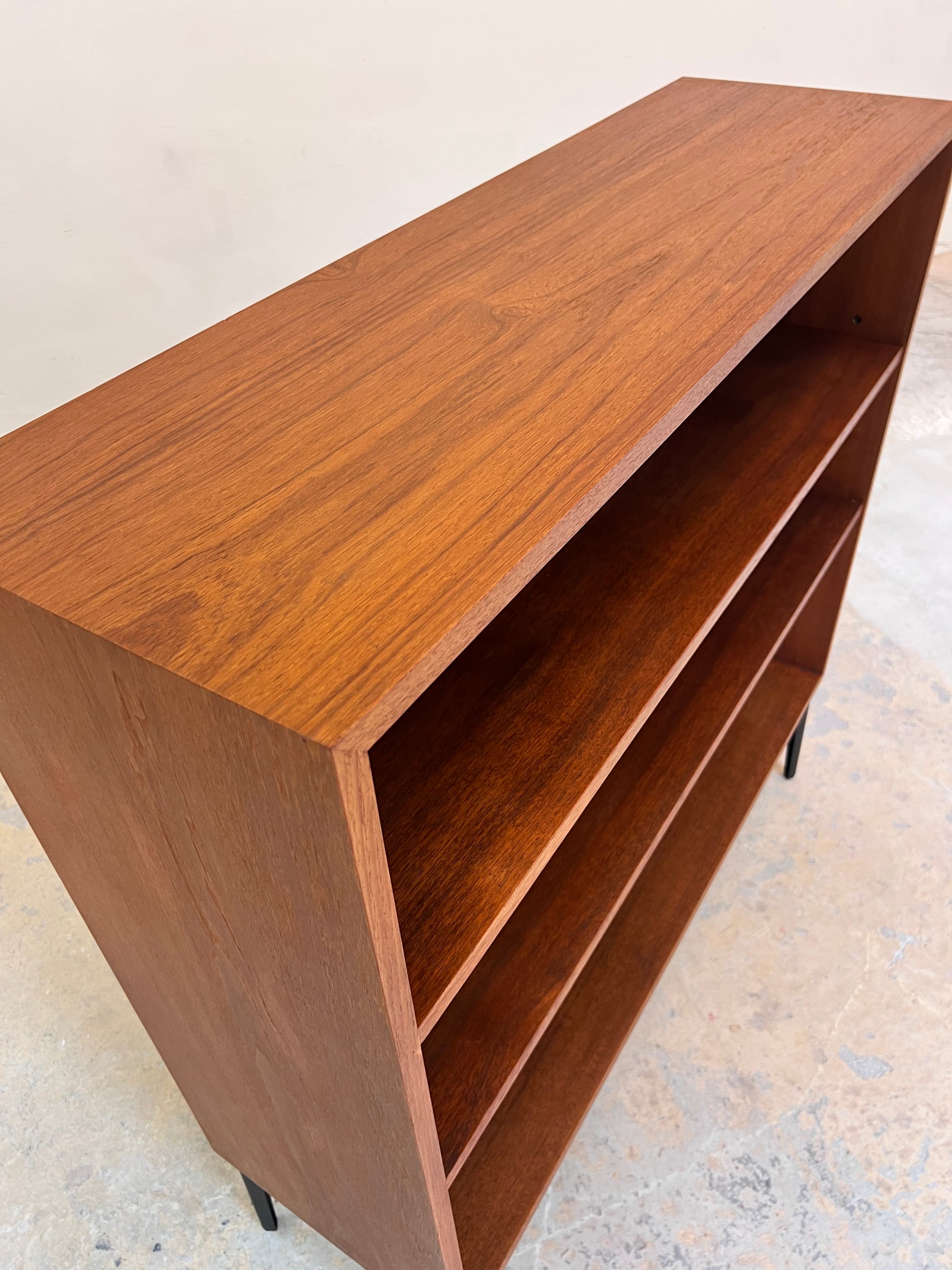 Regal Teak mit neuen Metallfüßen von IDEE Möbel