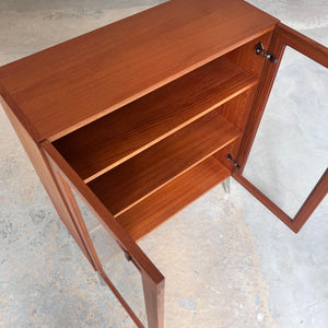 Vitrinenschrank Teak mit neuen Chromfüßen von H.W.Klein für Bramin