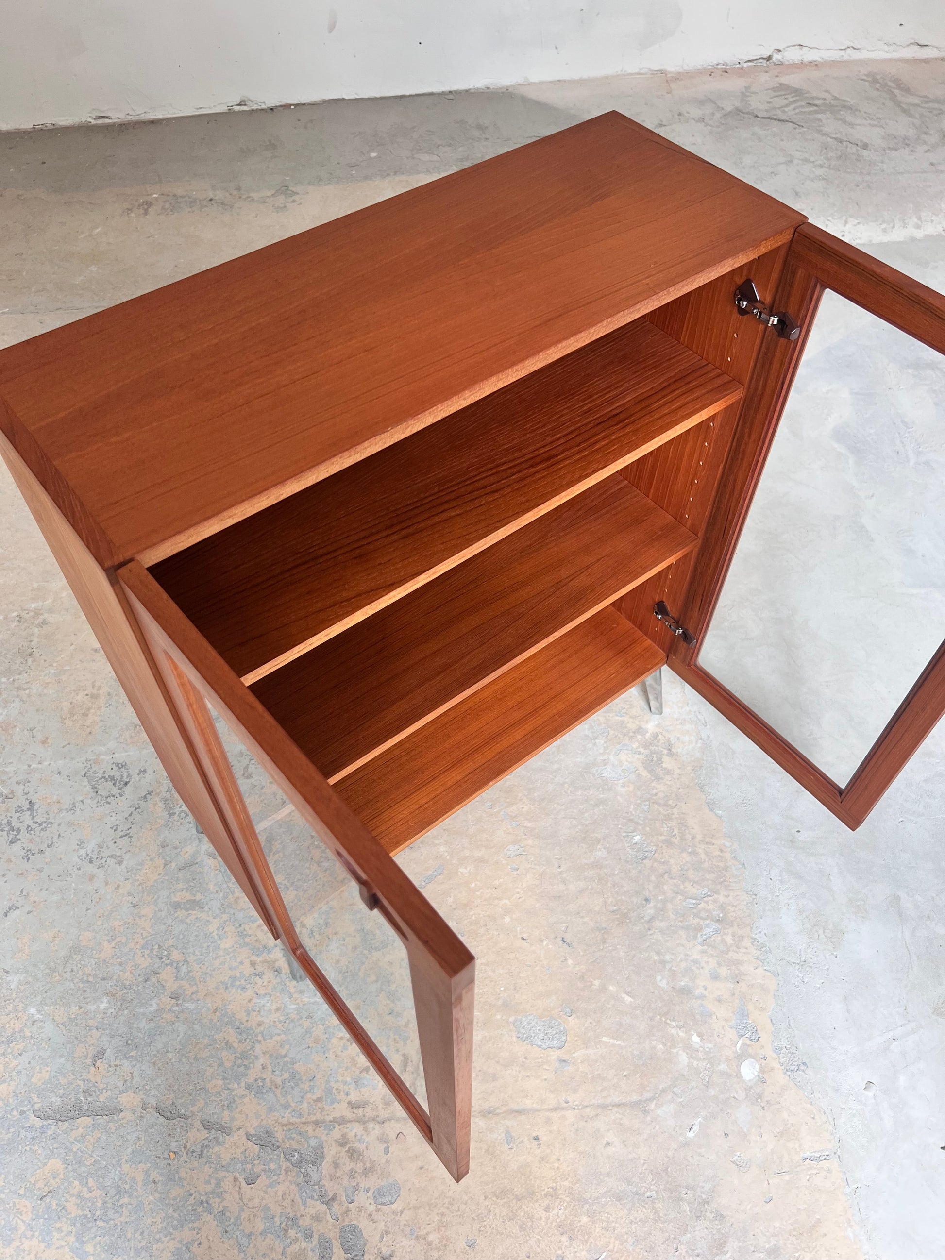 Vitrinenschrank Teak mit neuen Chromfüßen von H.W.Klein für Bramin