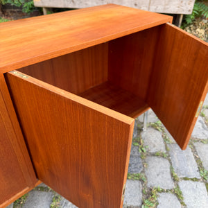 Sideboard Teak mit Flügeltüren & neuen Chromfüßen