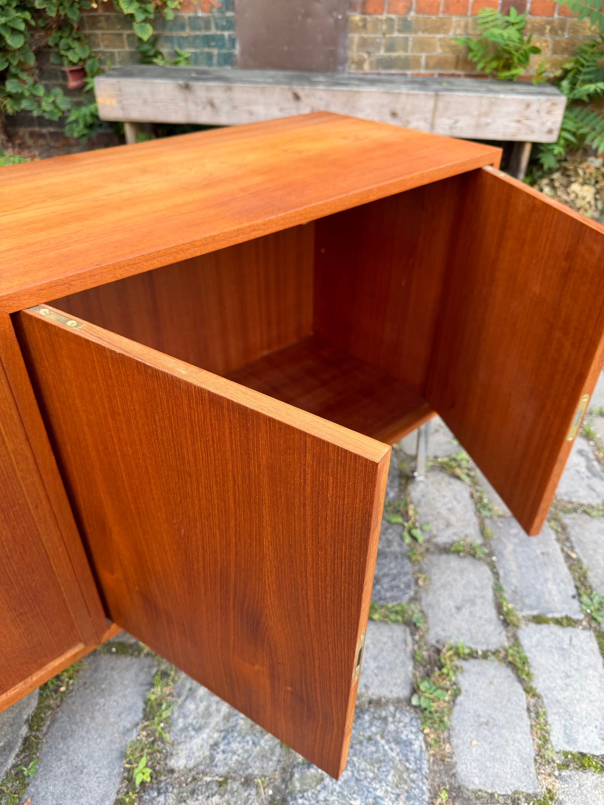 Sideboard Teak mit Flügeltüren & neuen Chromfüßen