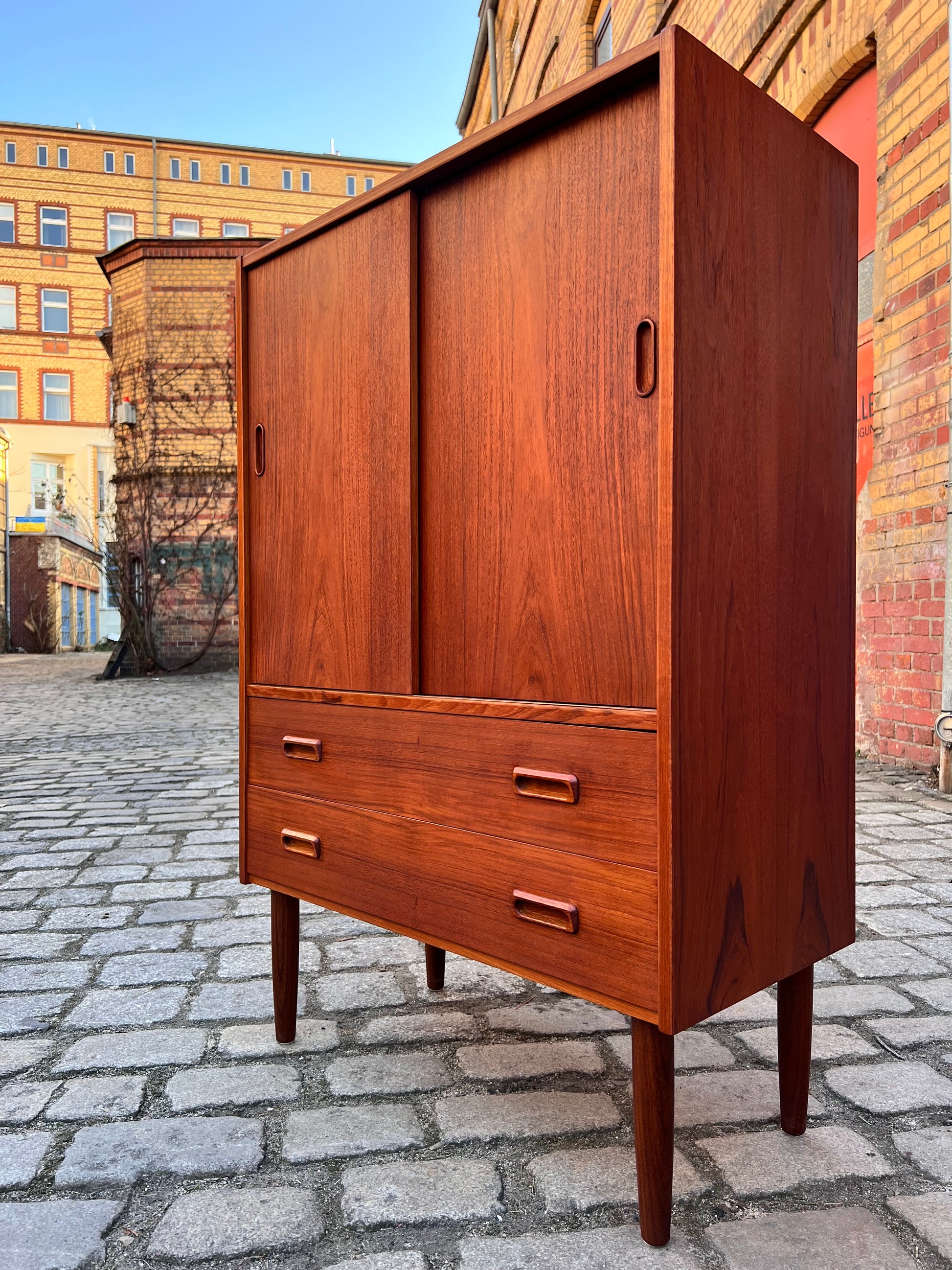 Schrank Teak mit Schiebetüren und Schubladen aus Dänemark