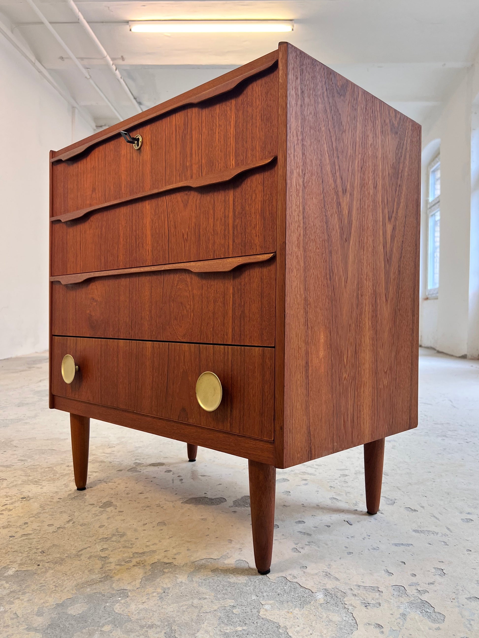 Kommode Teak mit Holz- & Messinggriffen aus Dänemark