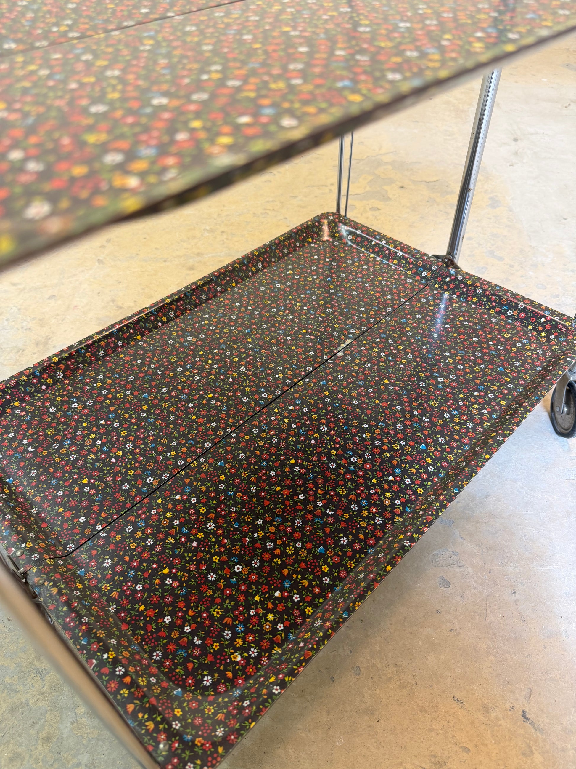 Dinette Servierwagen mit Blümchen und Chrom