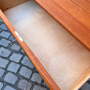 Kommode Teak mit durchgehenden Griffen und Schloss aus Dänemark