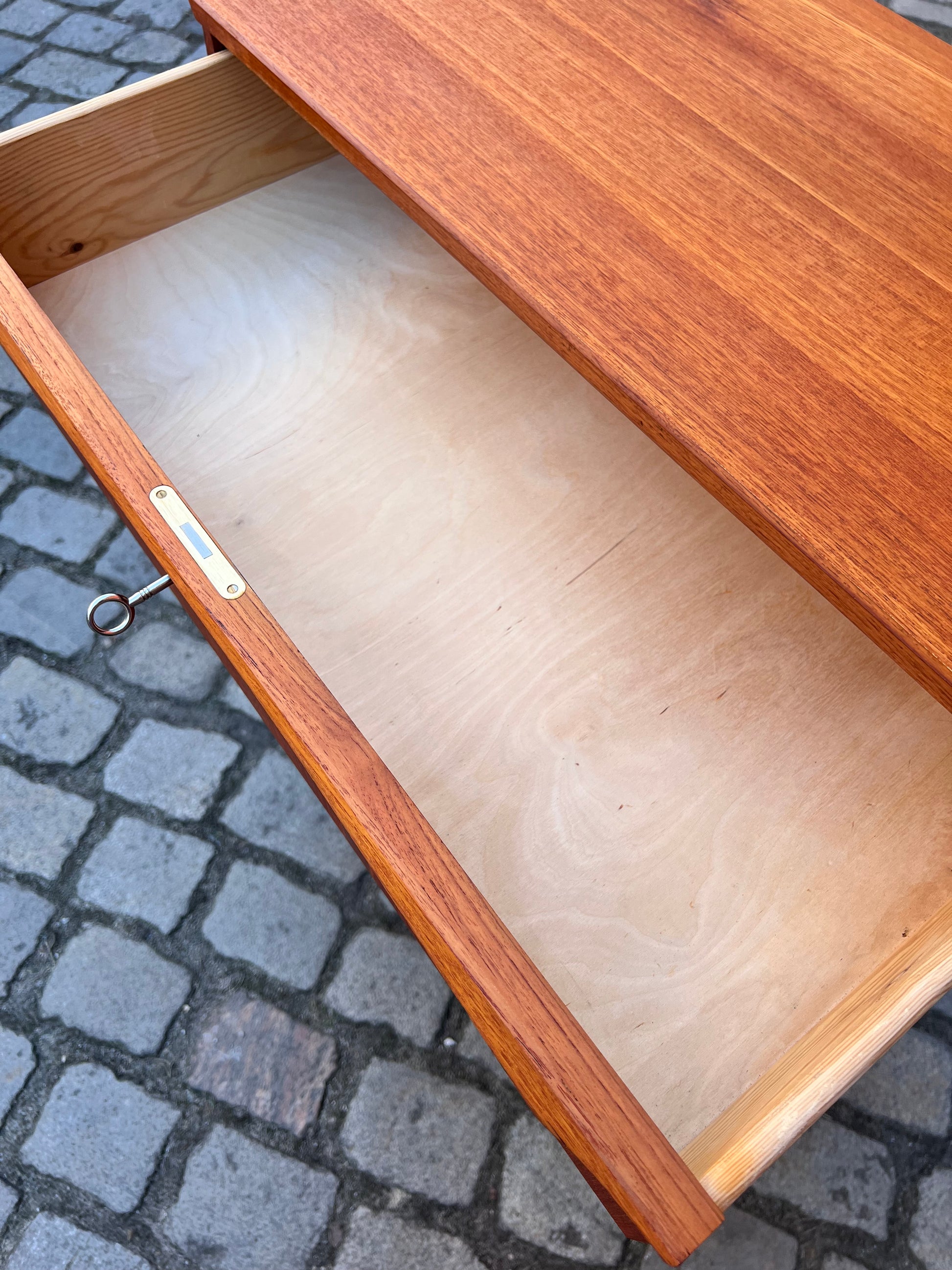 Kommode Teak mit durchgehenden Griffen und Schloss aus Dänemark
