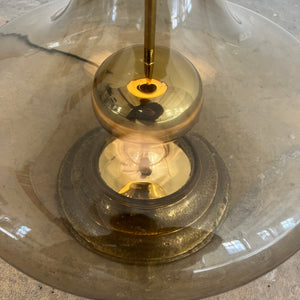 Stehlampe mit Rauchglasfuß und floralem Schirm