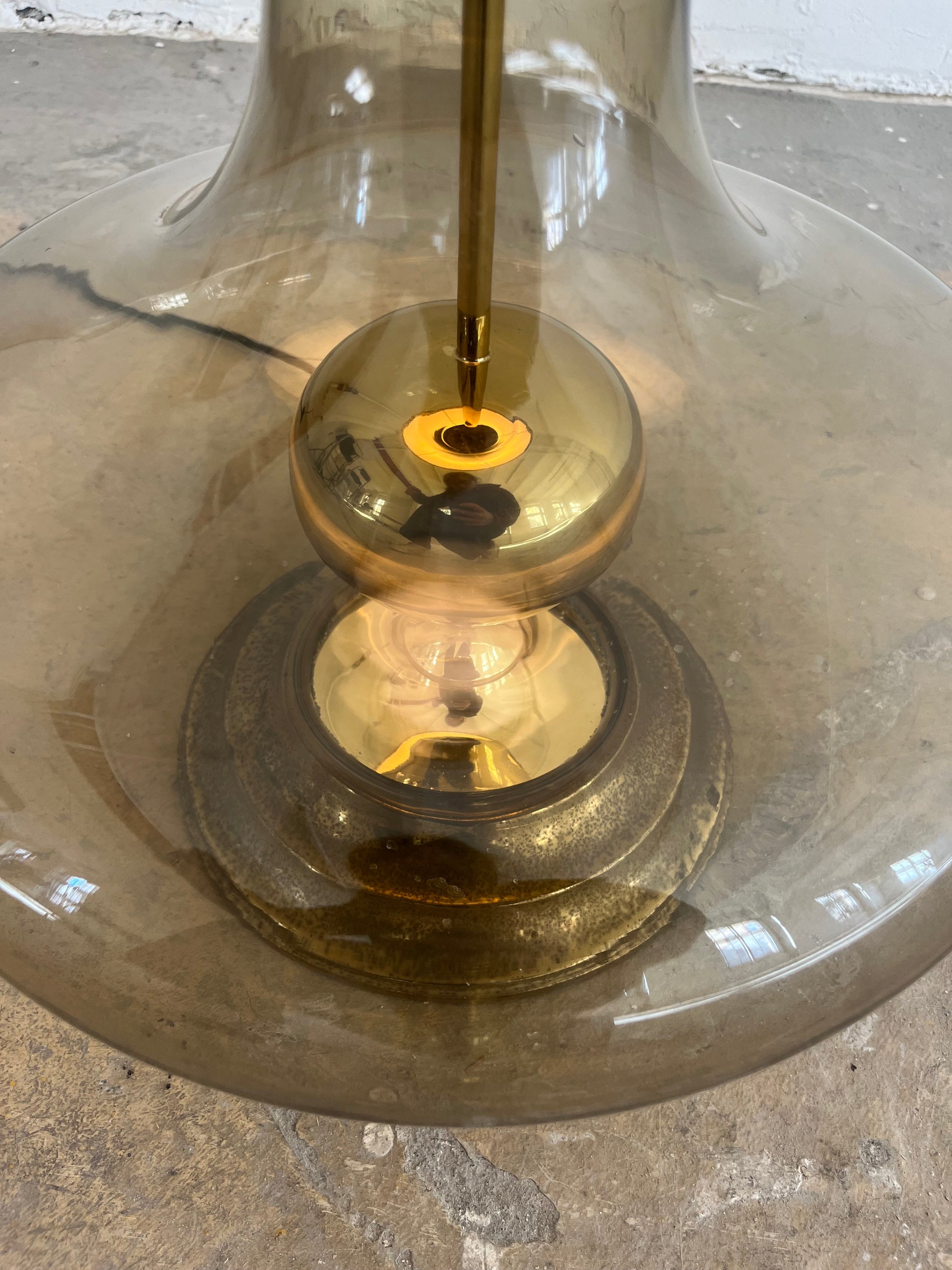Stehlampe mit Rauchglasfuß und floralem Schirm