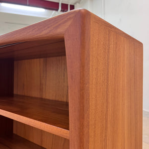 Sideboard Vitrine Teak mit Chromfüßen von Dyrlund