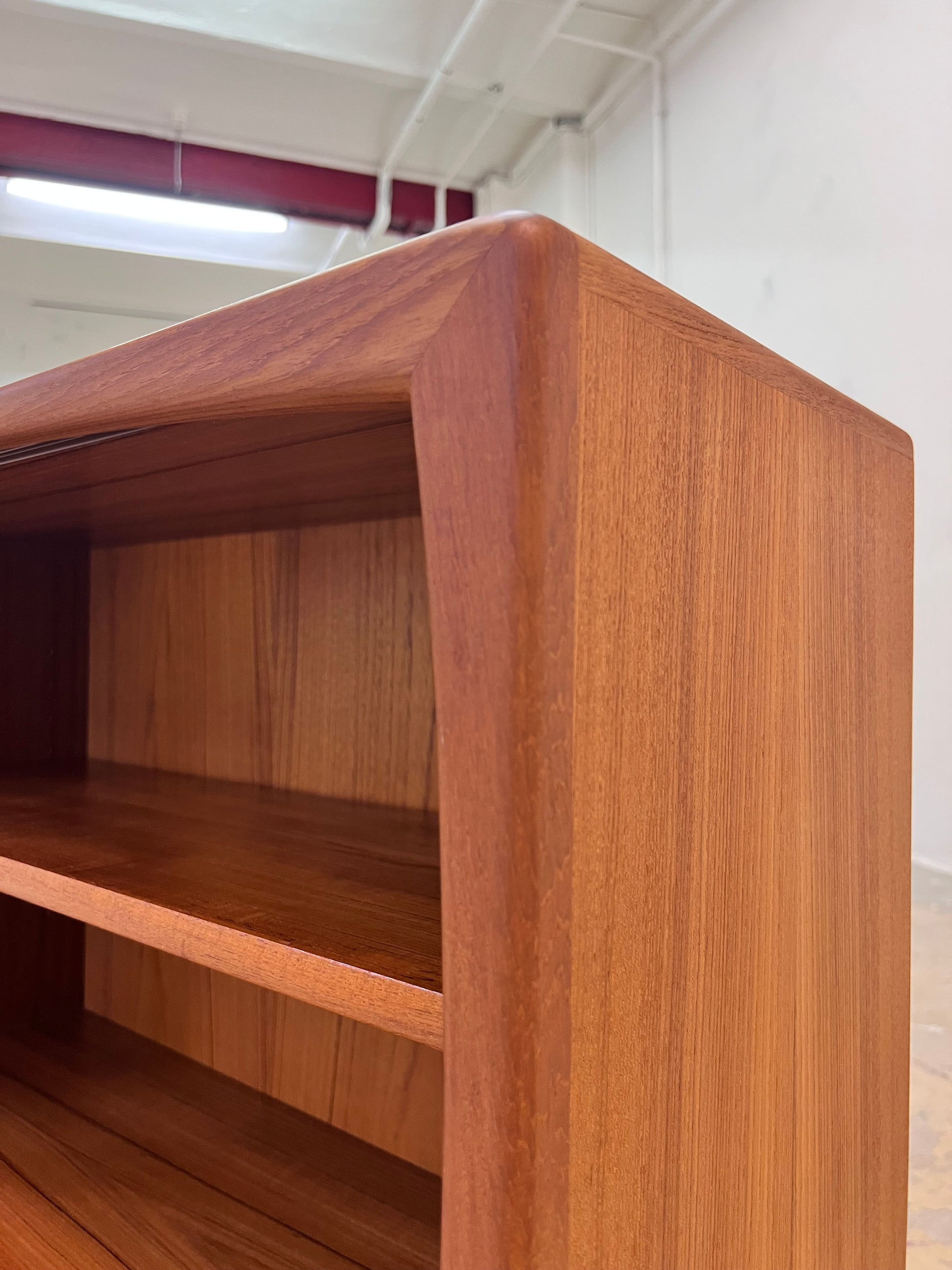 Sideboard Vitrine Teak mit Chromfüßen von Dyrlund