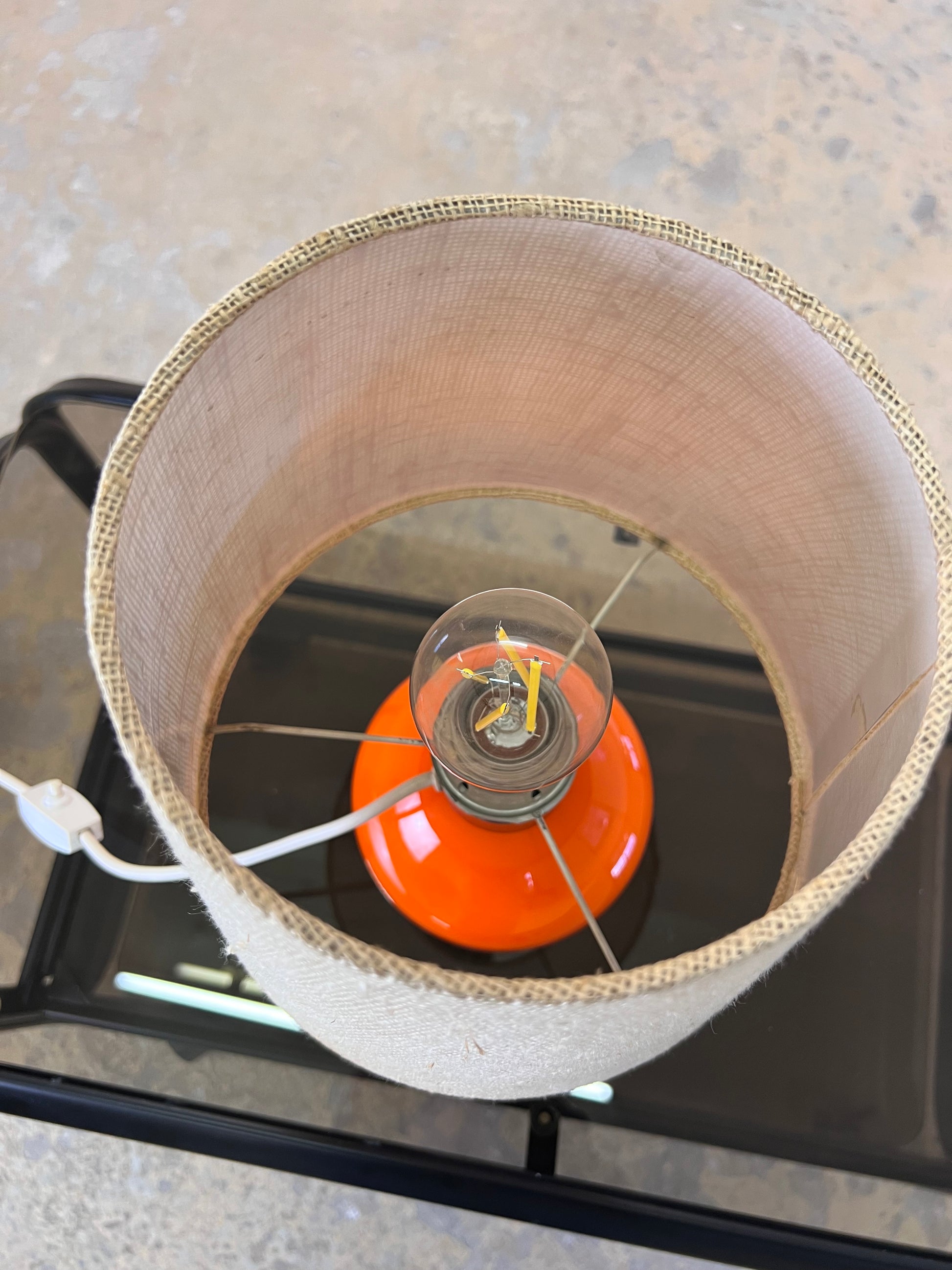 Tischlampe orange mit leuchtendem Glasfuß
