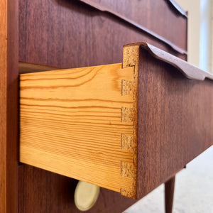 Kommode Teak mit Holz- & Messinggriffen aus Dänemark