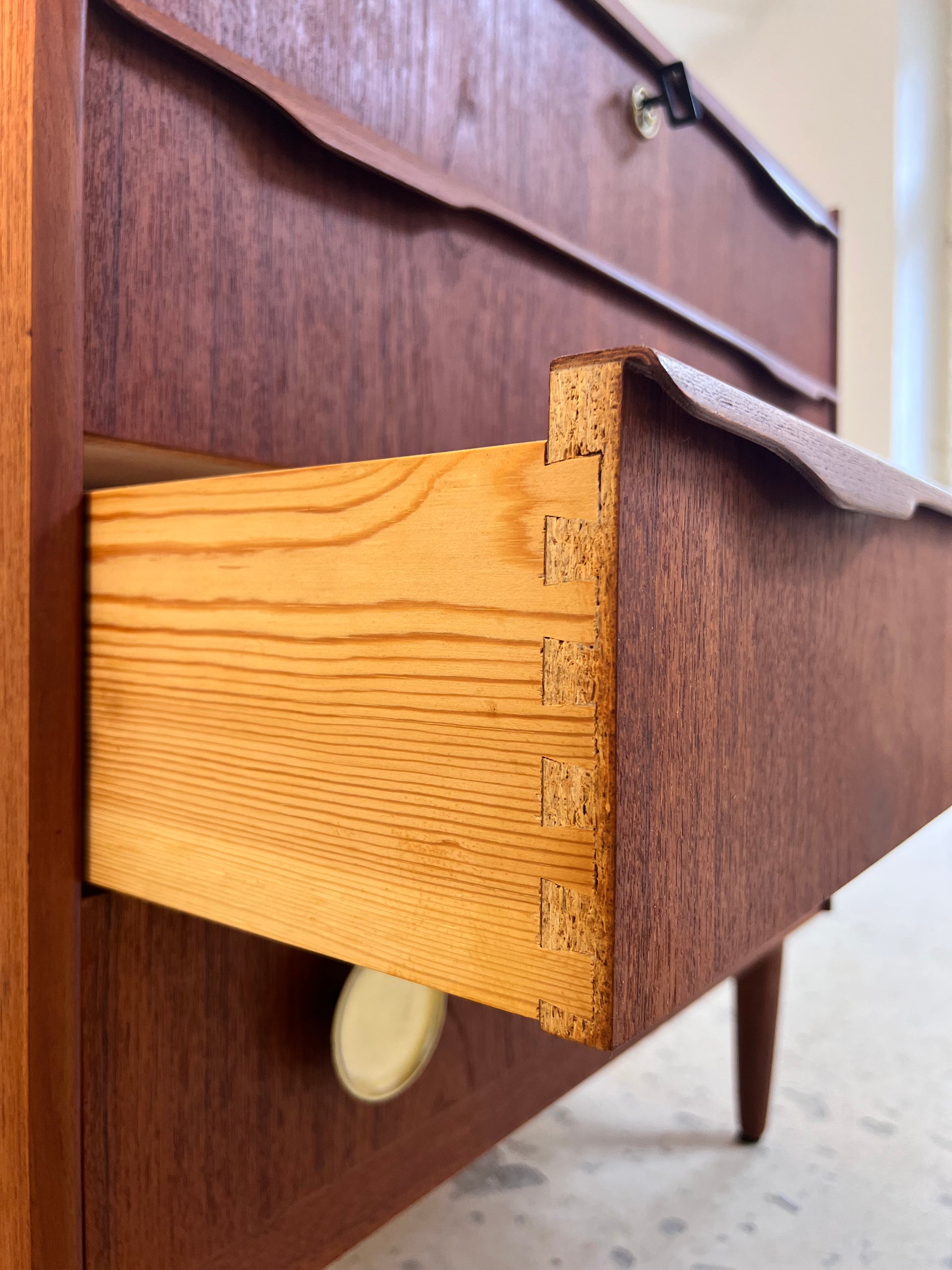 Kommode Teak mit Holz- & Messinggriffen aus Dänemark