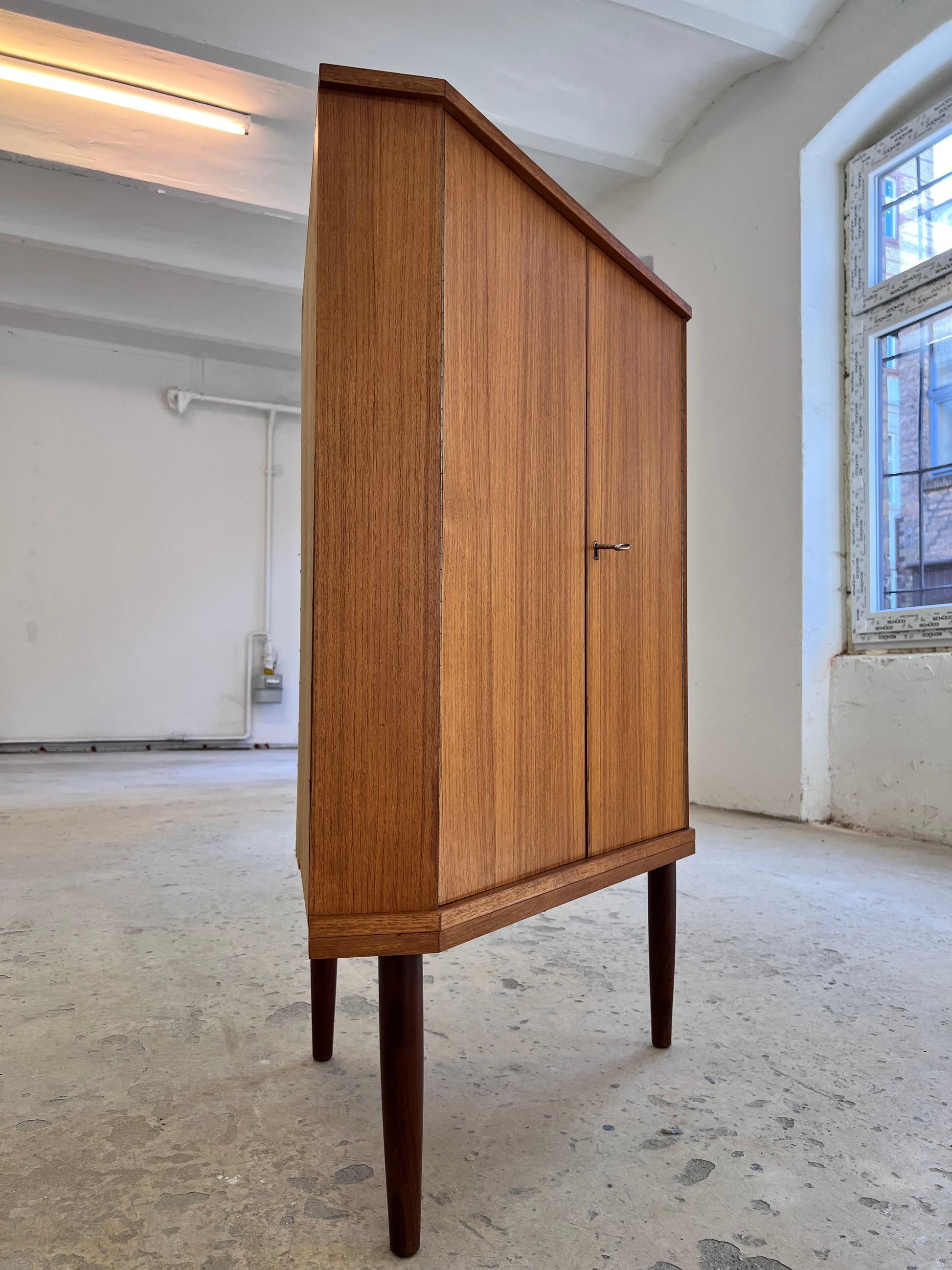 Eckschrank Teak mit Schloss aus Dänemark