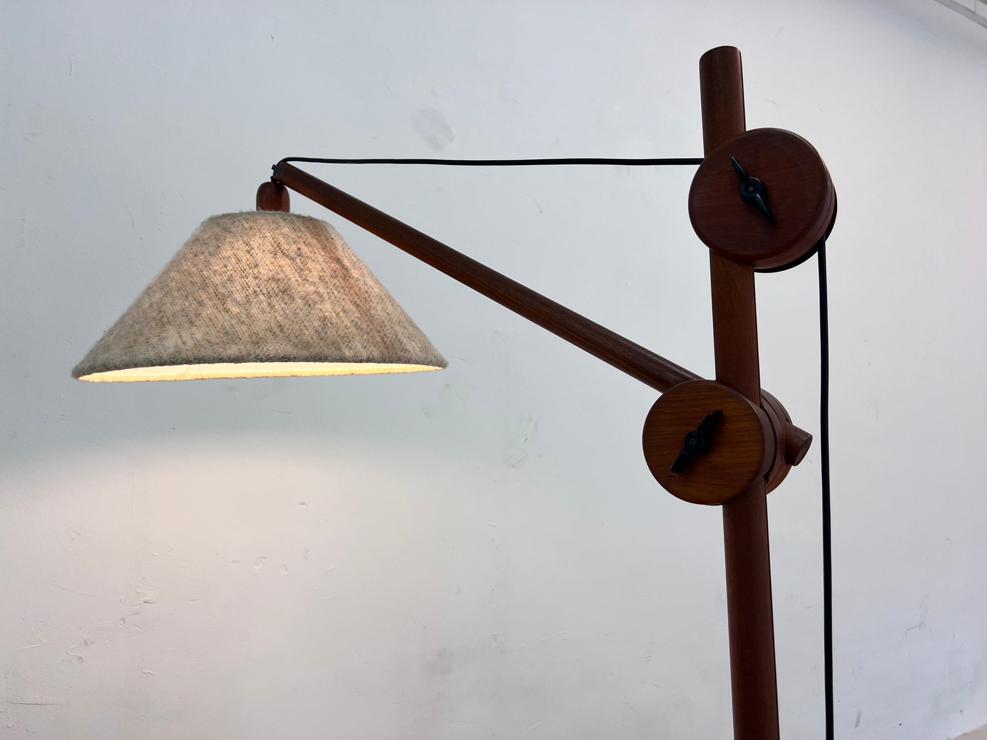 Stehlampe mit verstellbarem Arm & Gegengewicht aus Dänemark