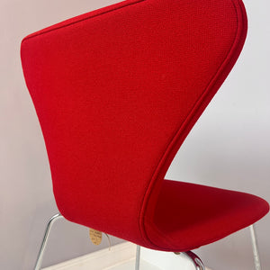 Stuhl Serie 7 rot in Vollpolsterung von Arne Jacobsen für Fritz Hansen