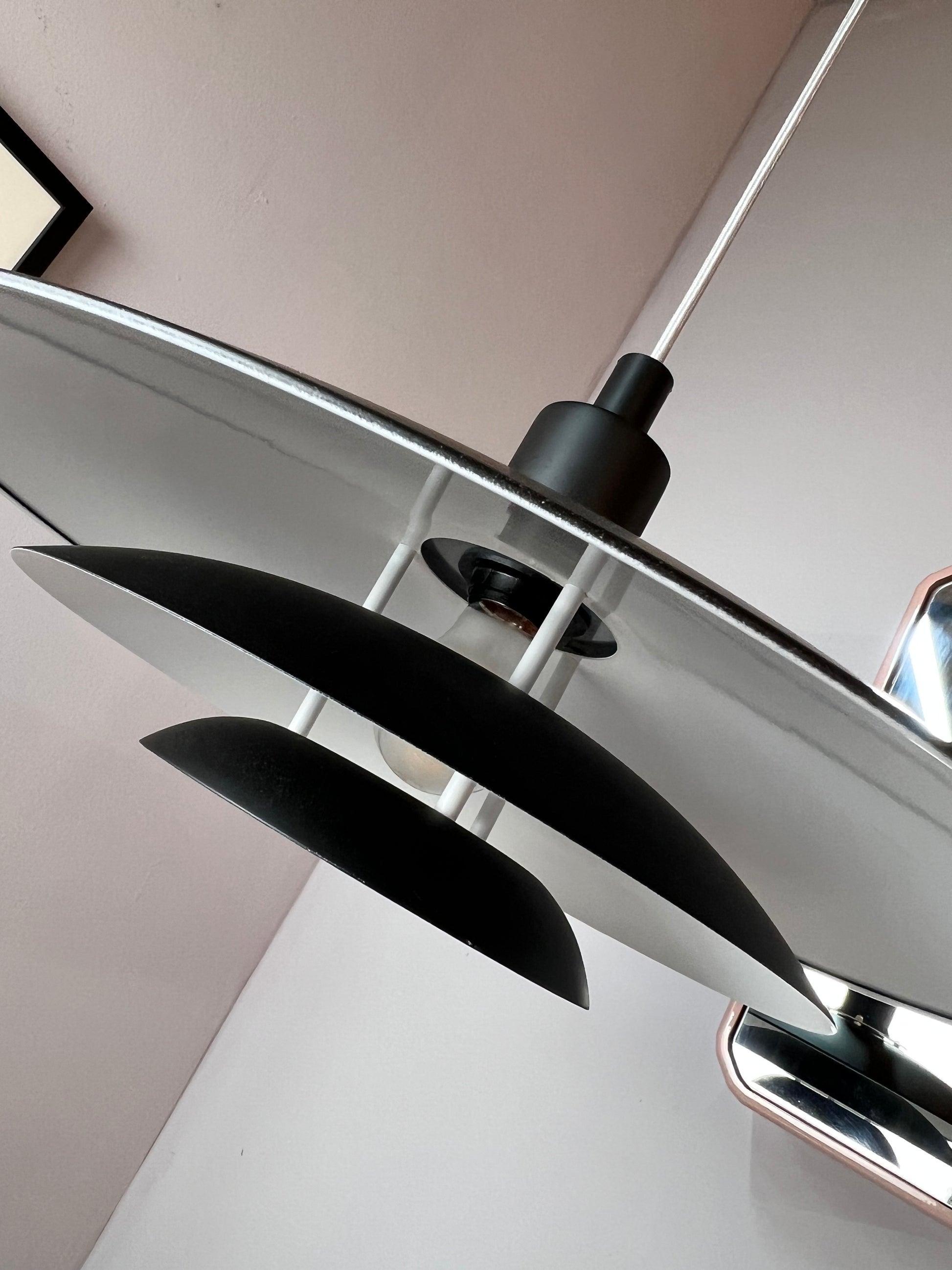 Lamellenlampe schwarz weiß aus Dänemark