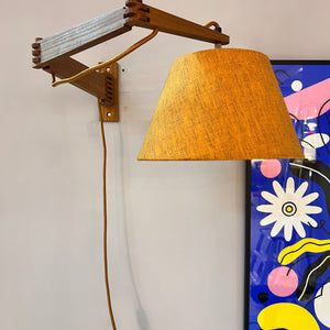 Wandlampe mit Gelenkarm Teak und braun orangenem Schirm