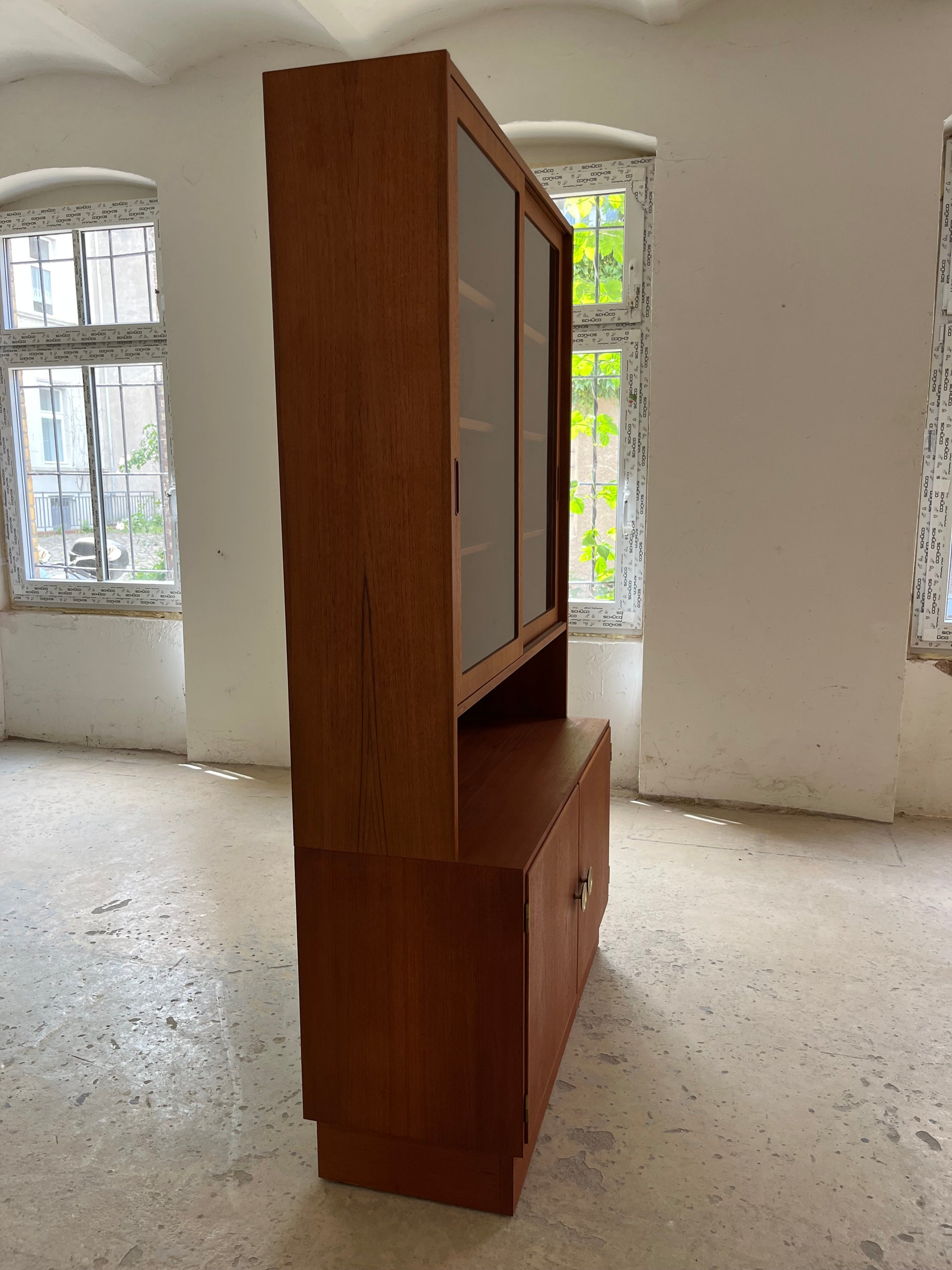 Vitrine Teak mit Schiebetüren von Hundevad