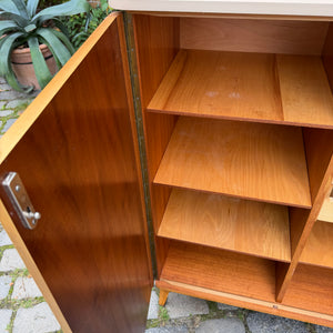 Kleiderschrank Ahorn mit cremefarbener Deckplatte