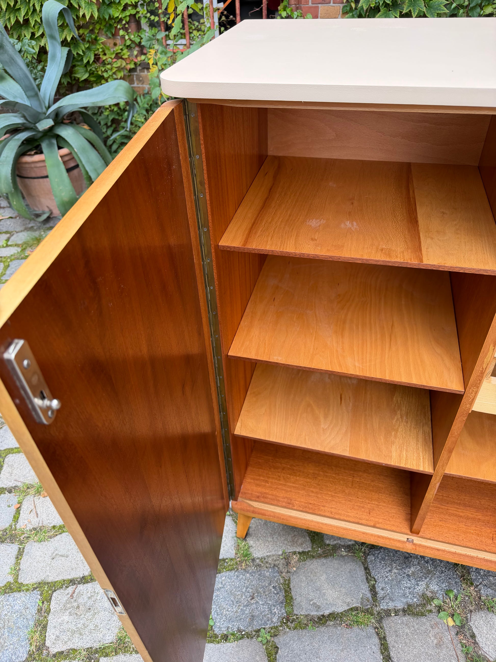 Kleiderschrank Ahorn mit cremefarbener Deckplatte