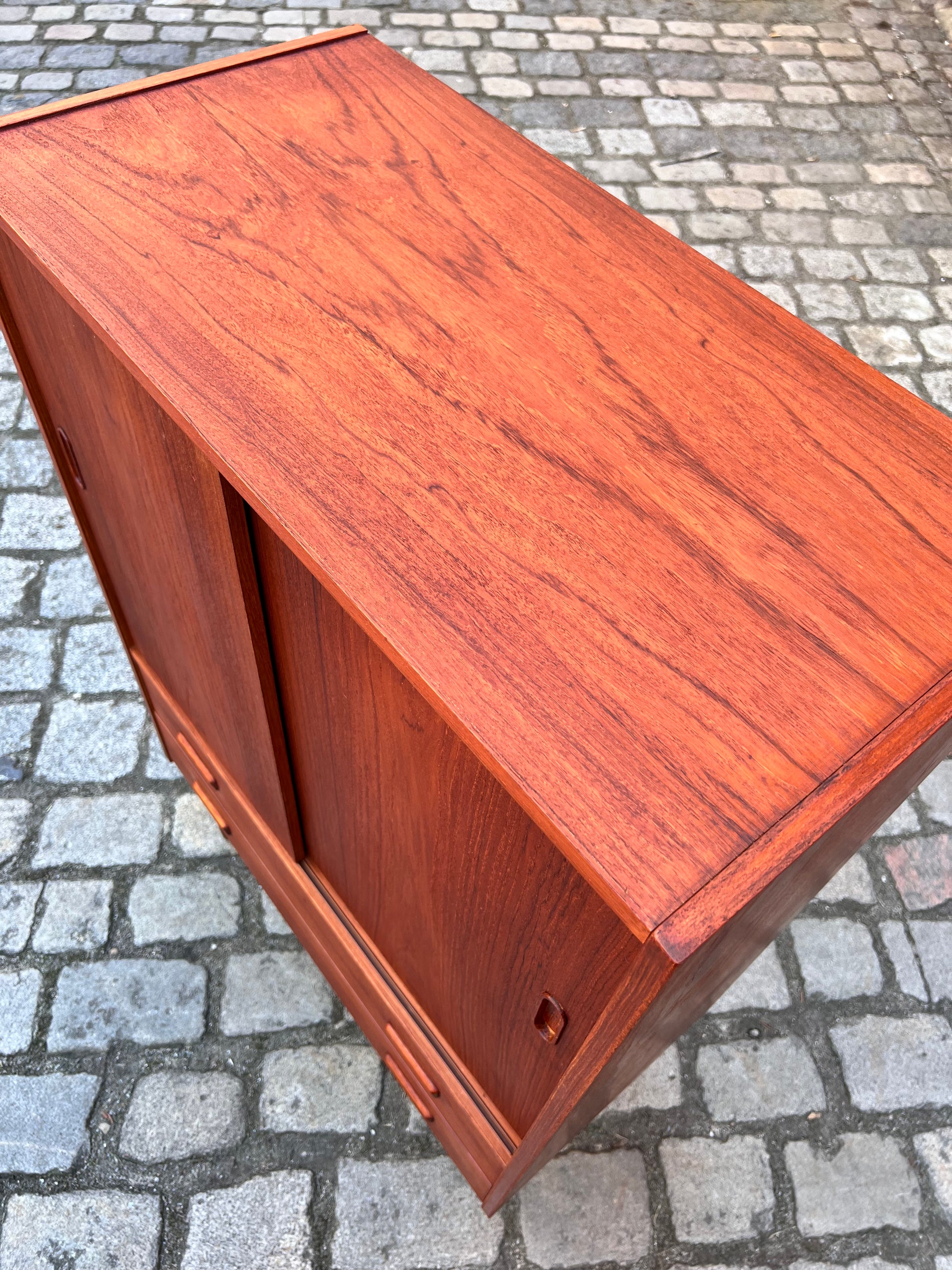 Schrank Teak mit Schiebetüren und Schubladen aus Dänemark