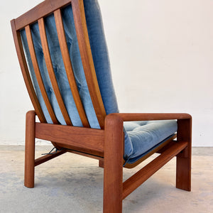 Sessel blau Samt und Teak Hochlehner