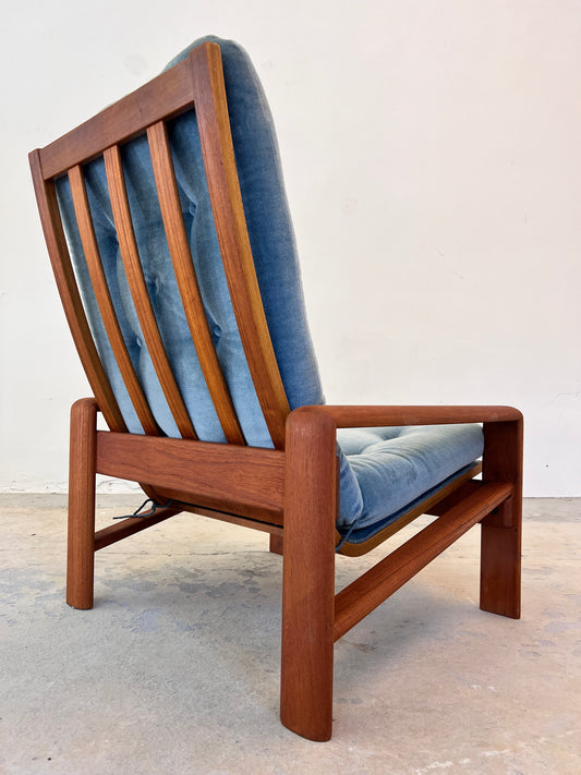 Sessel blau Samt und Teak Hochlehner