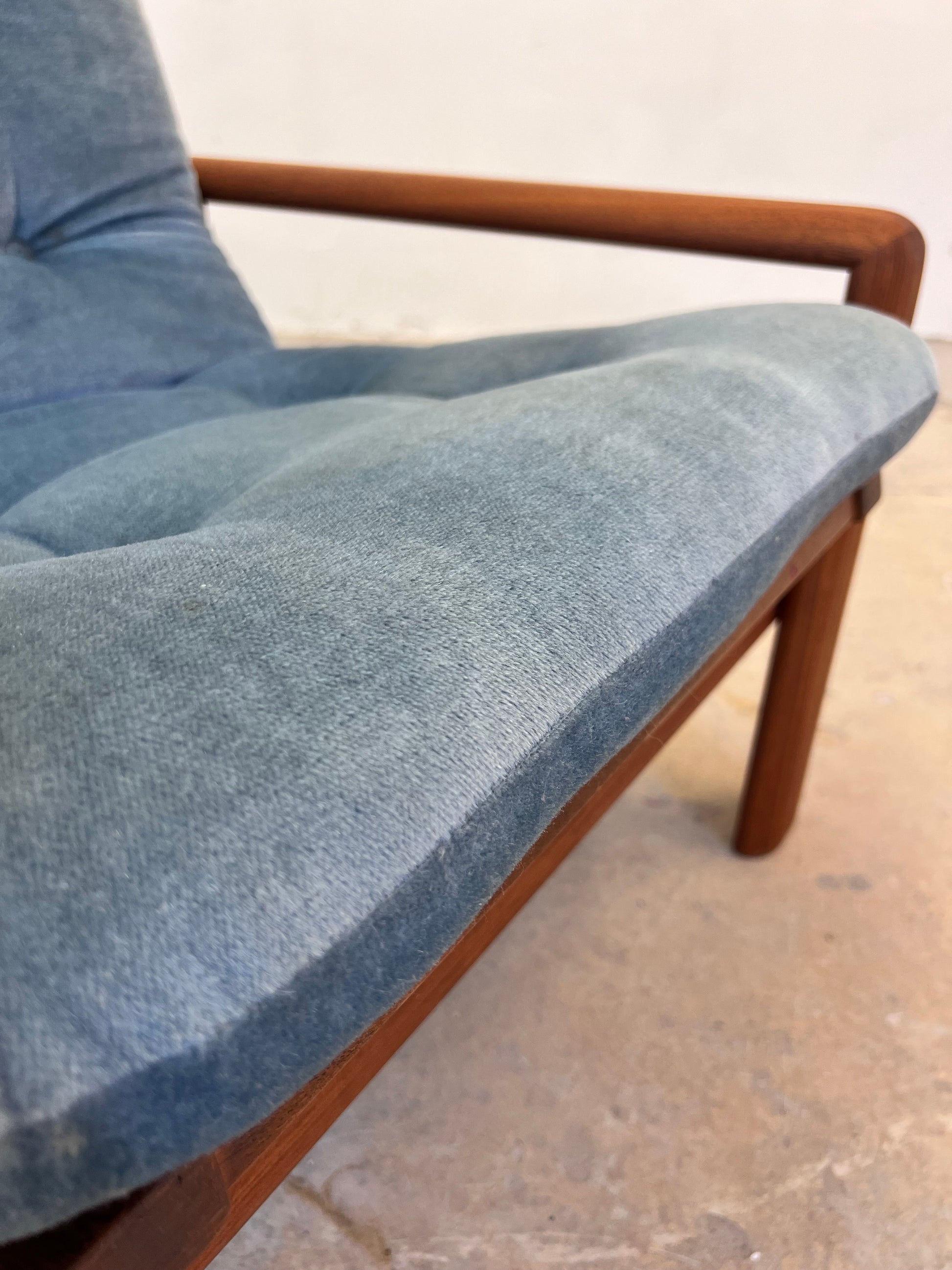 Sessel blau Samt und Teak Hochlehner