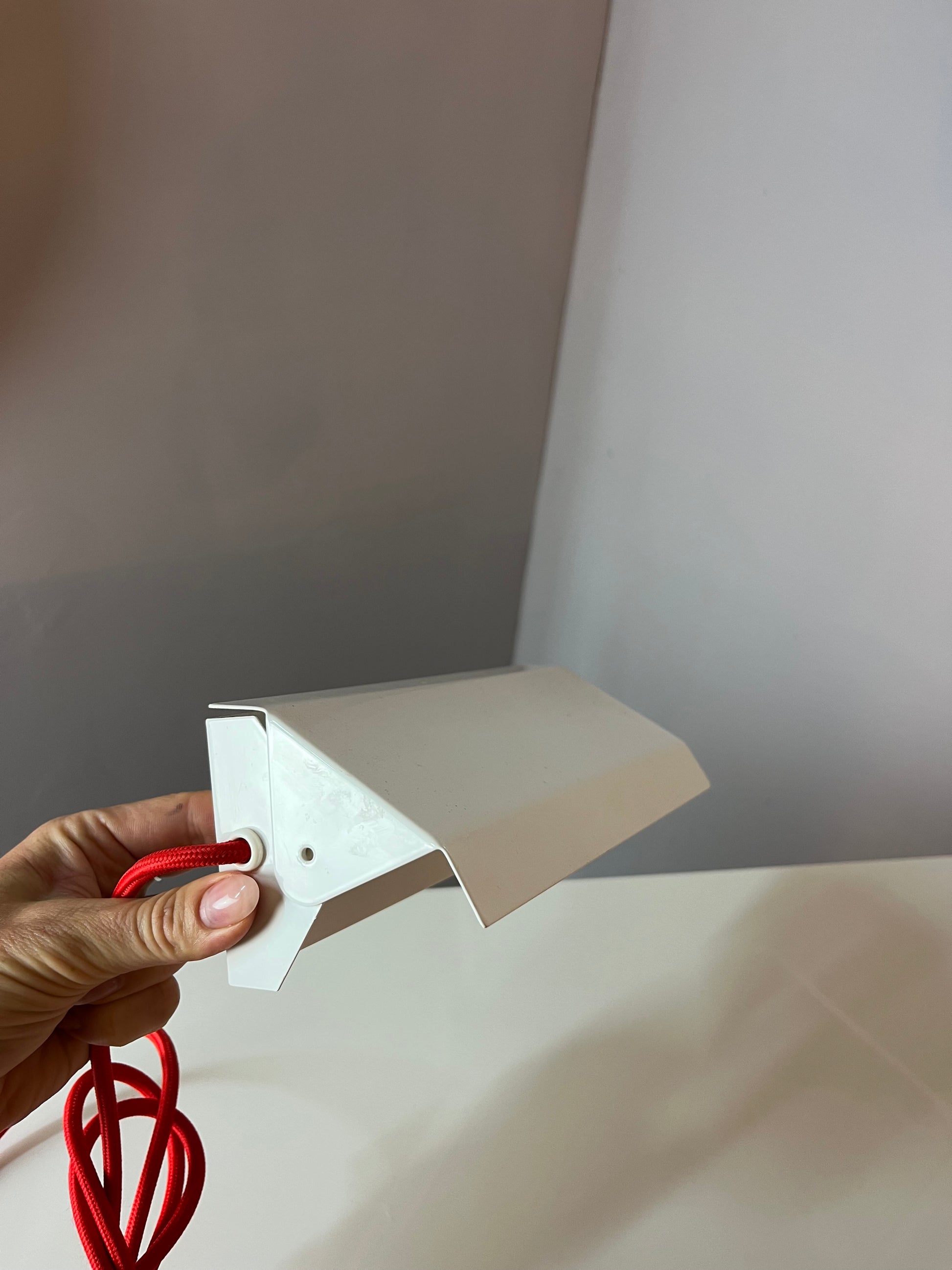 Wandlampe weiß Metall mit rotem Kabel