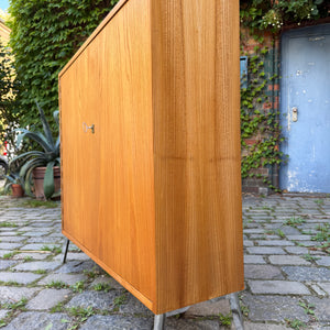 Schrank Typ 605 Esche mit neuen Chromfüßen von Hellerau