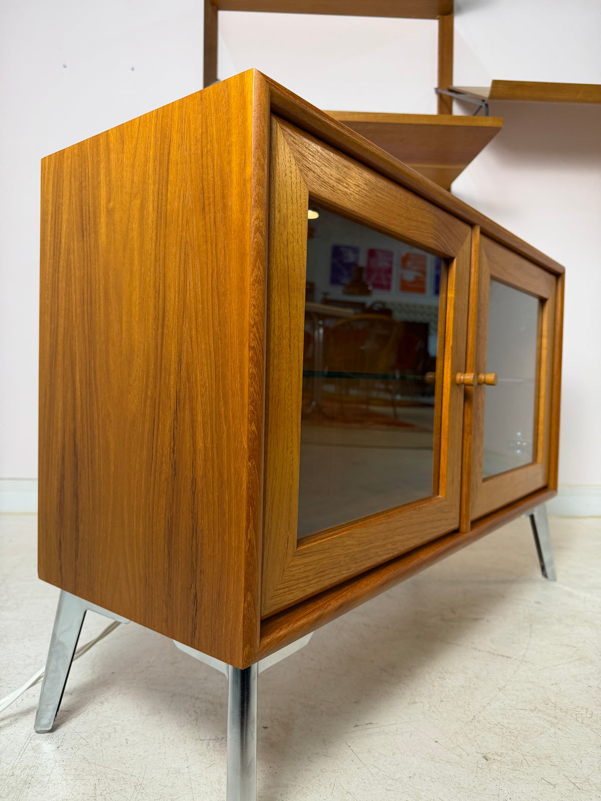 Kleine Vitrine mit Beleuchtung & neuen Chromfüßen von Dyrlund
