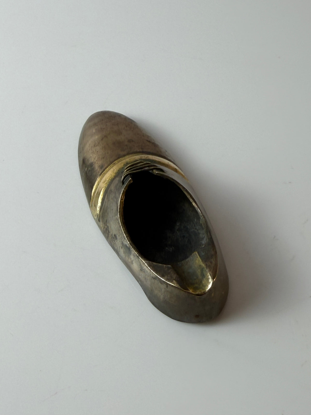 Hand-Aschenbecher Schuh Messing