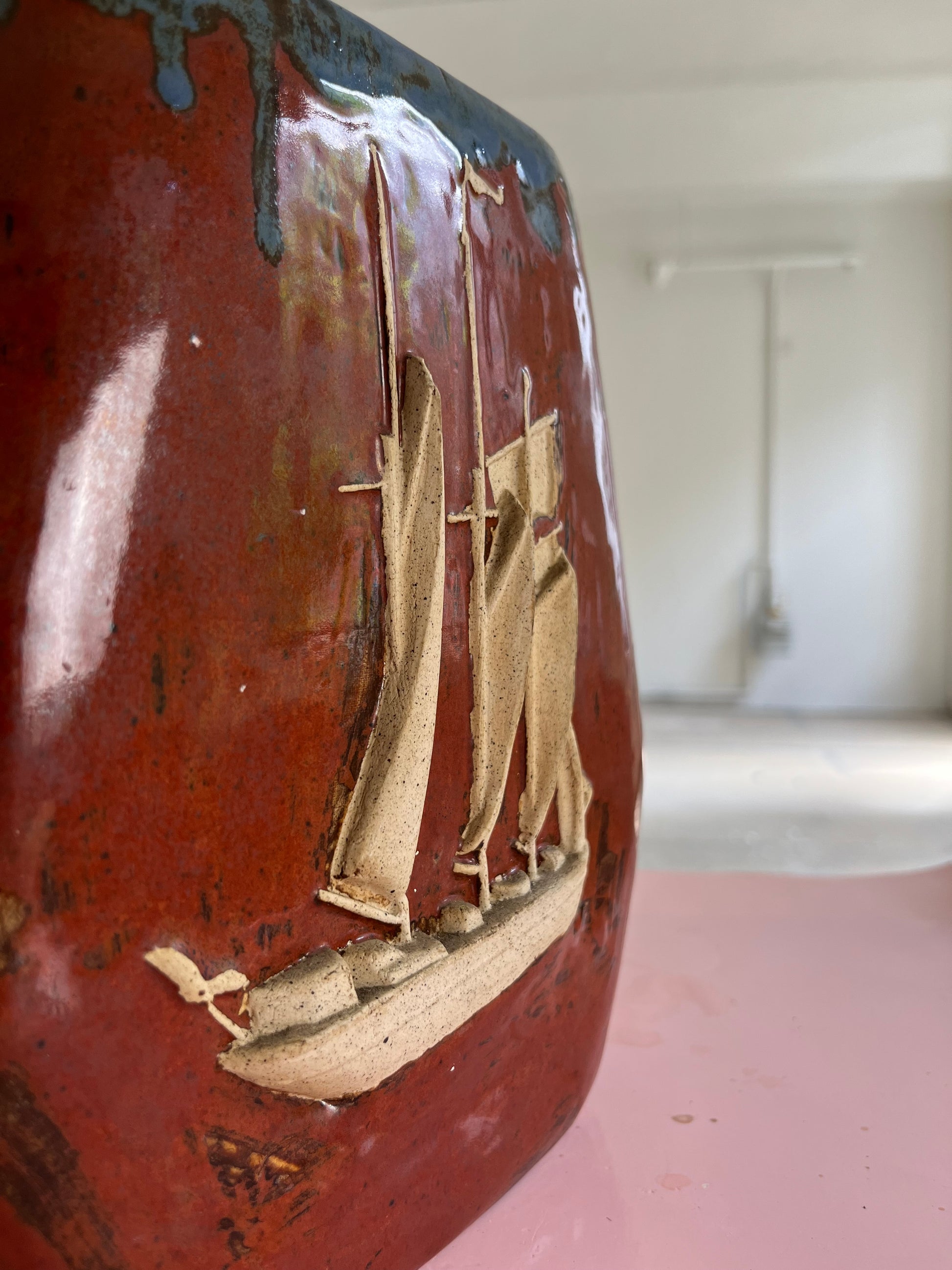Vase mit Schiff braun Keramik Dänemark