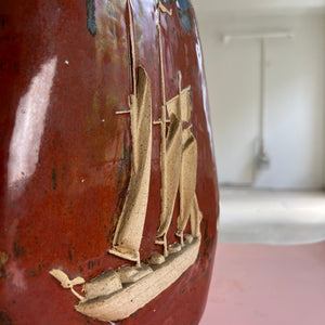 Vase mit Schiff braun Keramik Dänemark