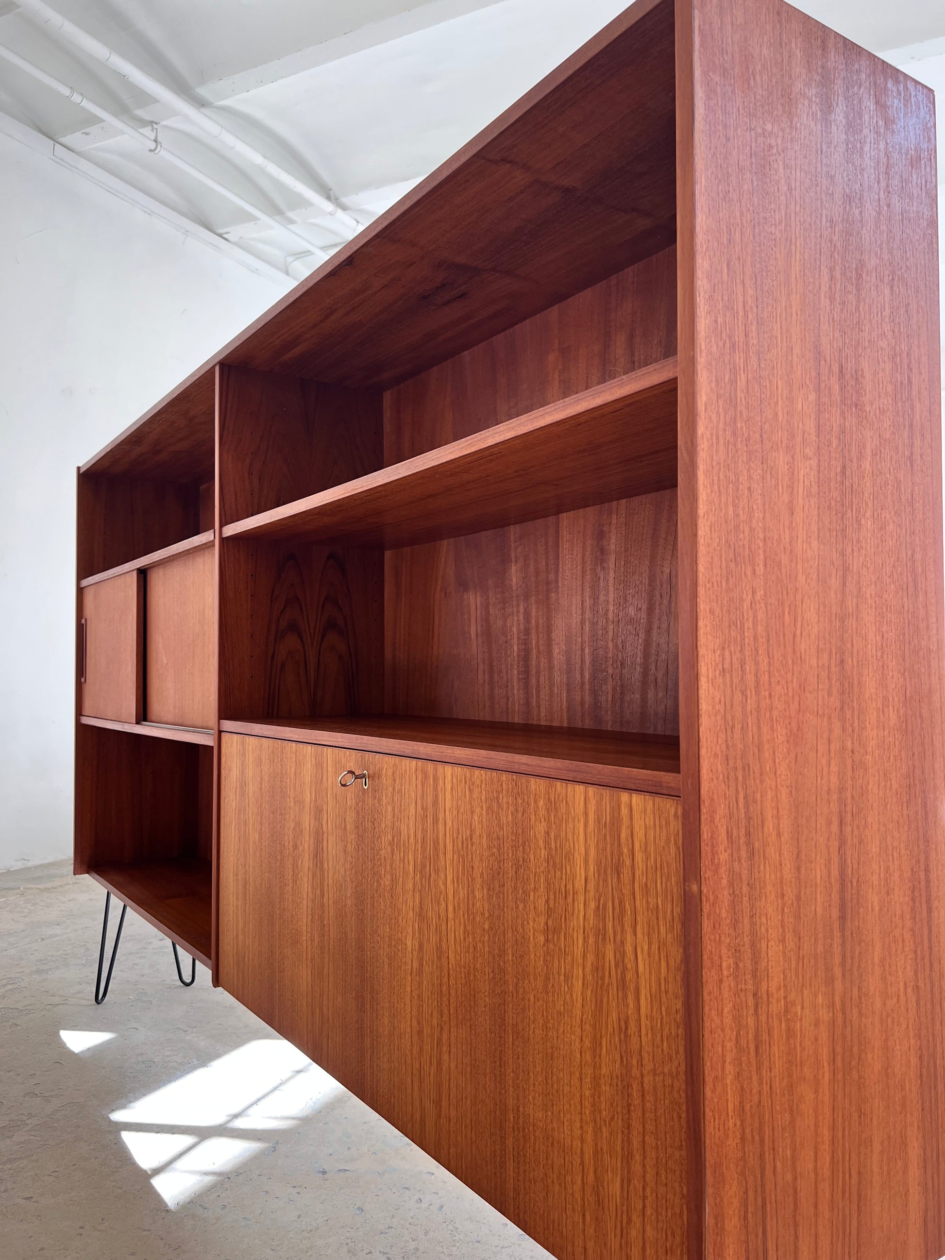 Regal auf Hairpinlegs aus Dänemark