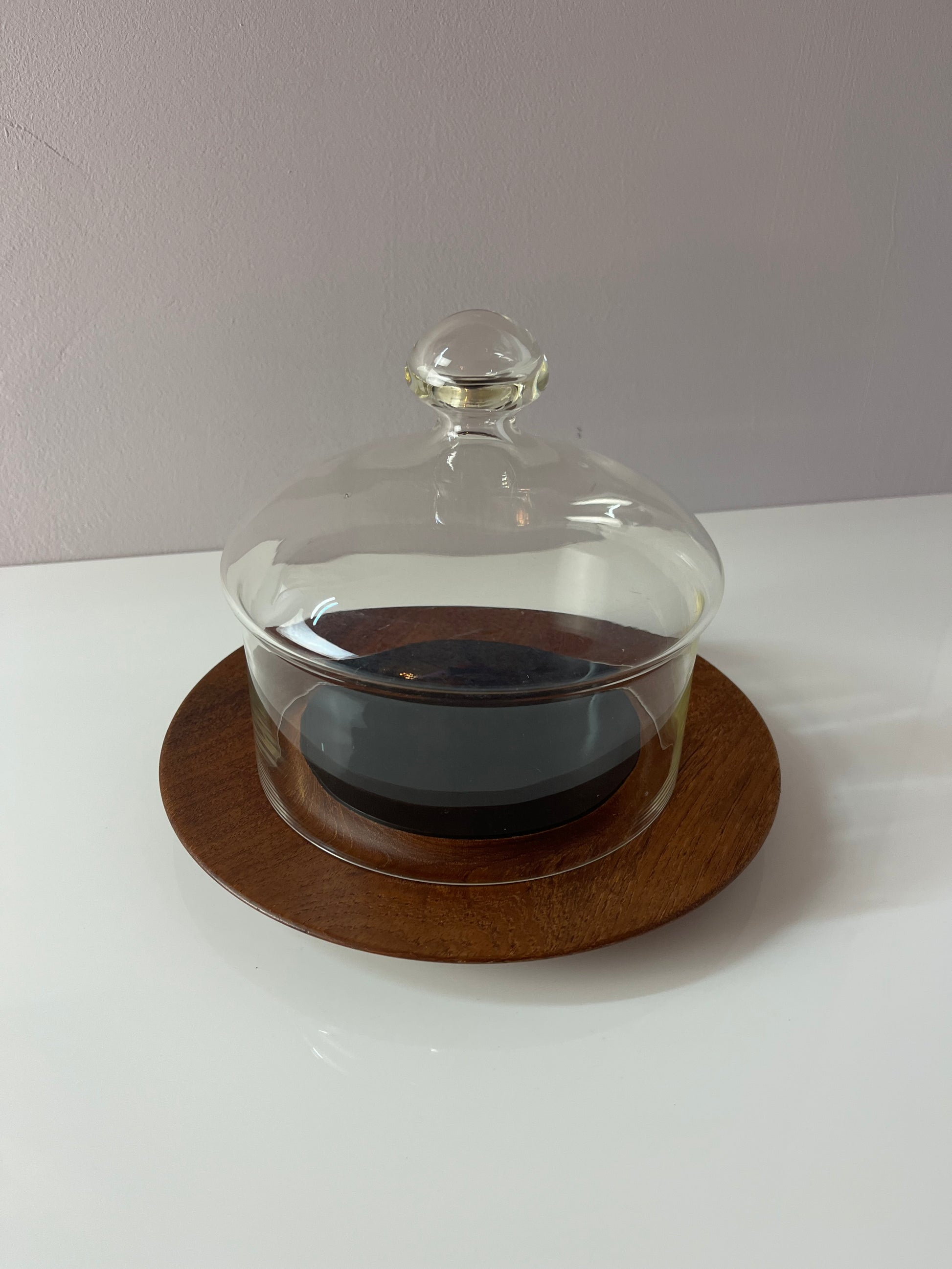 Käseglocke und Teakbrett aus Dänemark