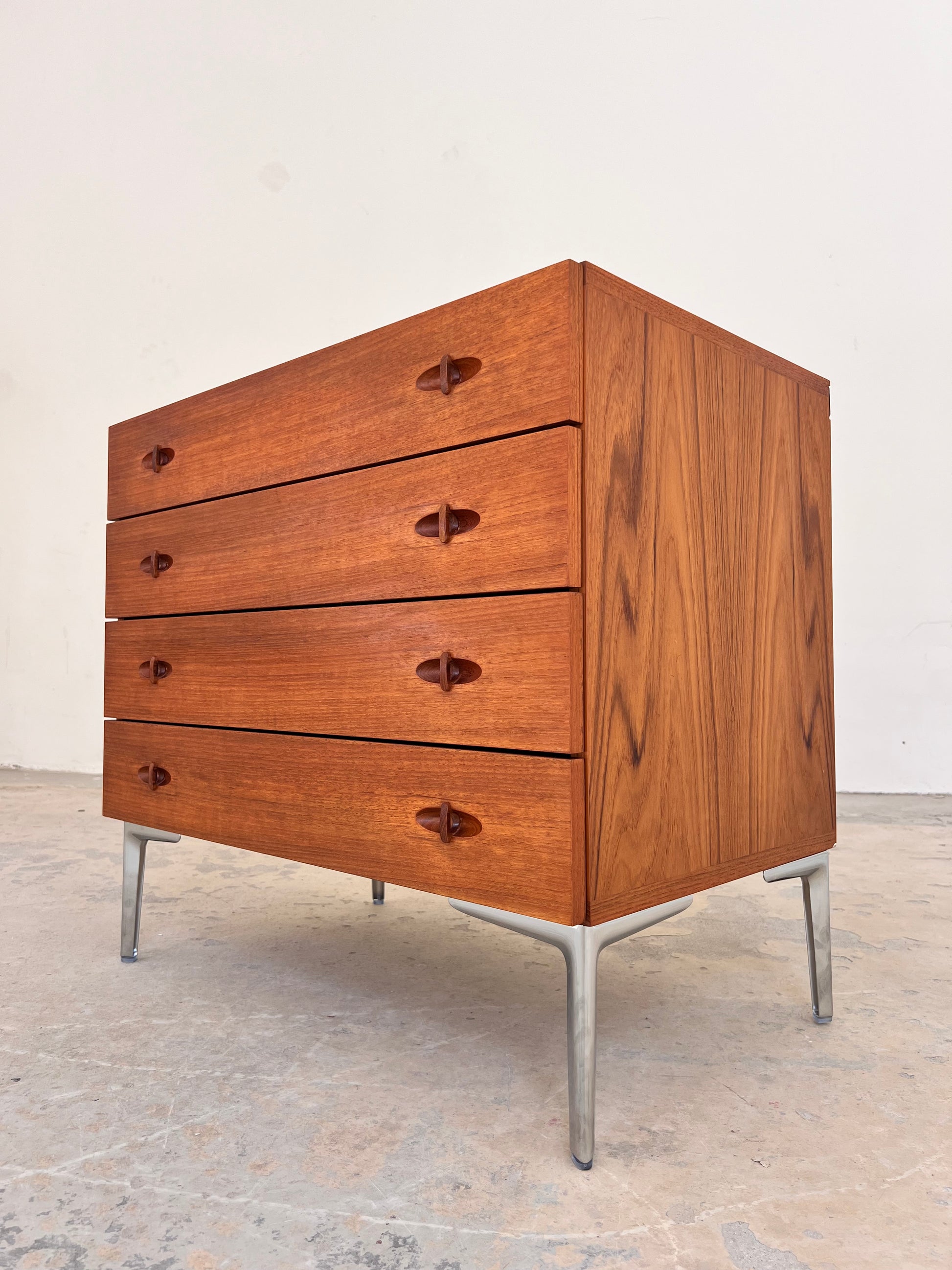 Kommode Teak mit neuen Chromfüßen von H. W. Klein für Bramin
