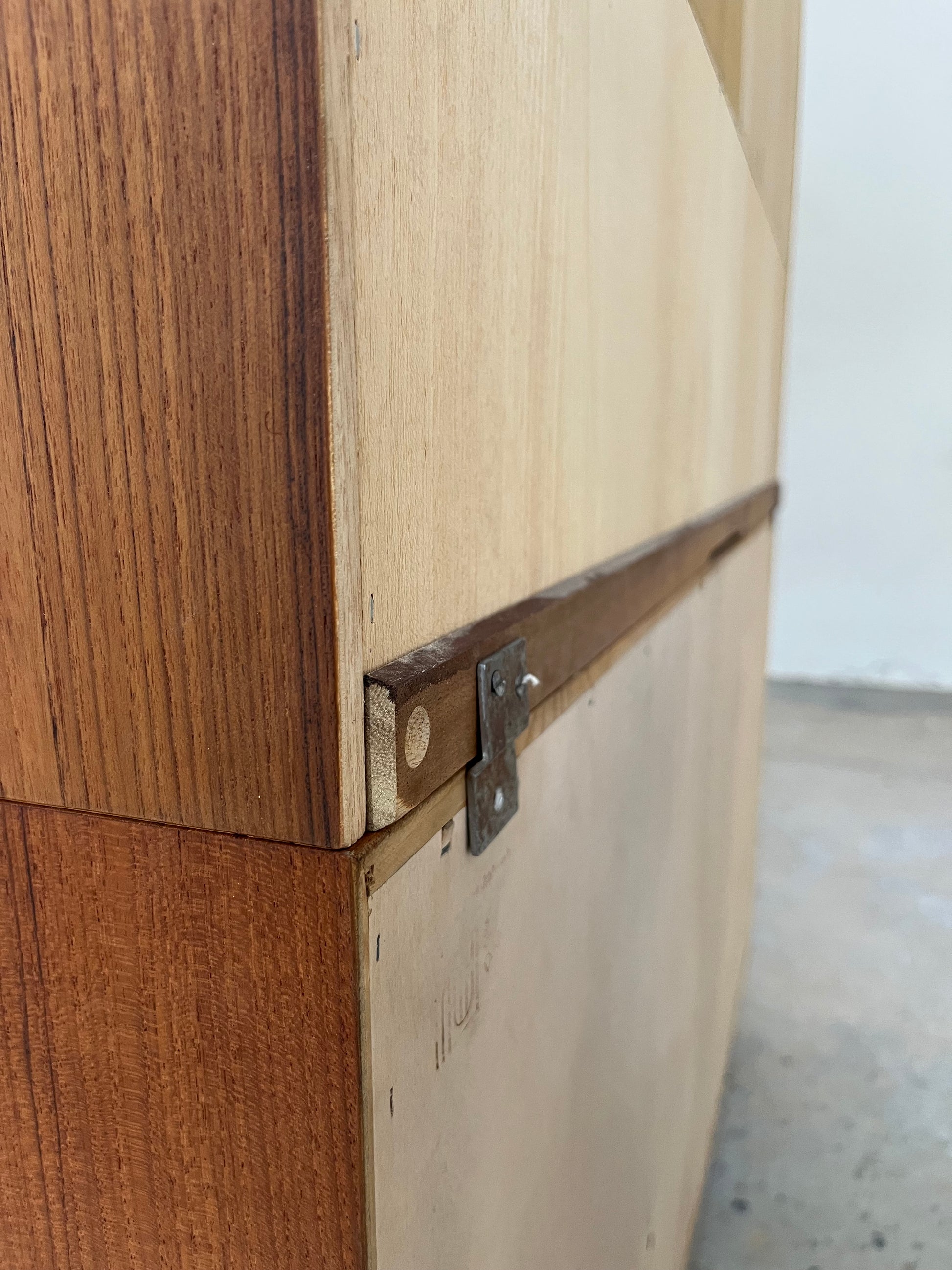 Vitrine Teak mit Schiebetüren von Hundevad