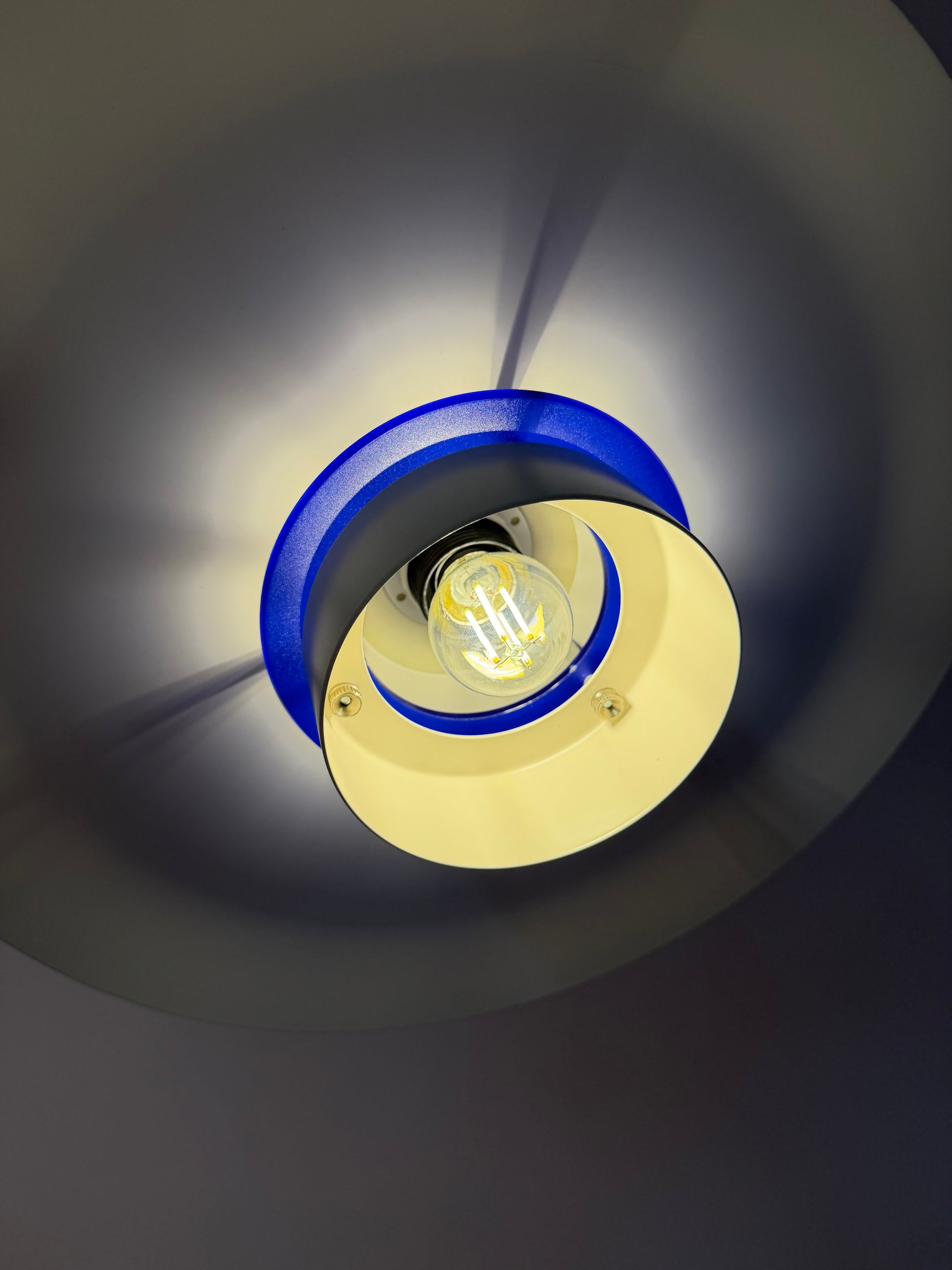 Lammellenlampe weiß mit blauem Akzent aus Dänemark