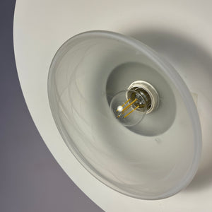 Lamellenlampe weiß mit marmorierter Glaslamelle von Jeka