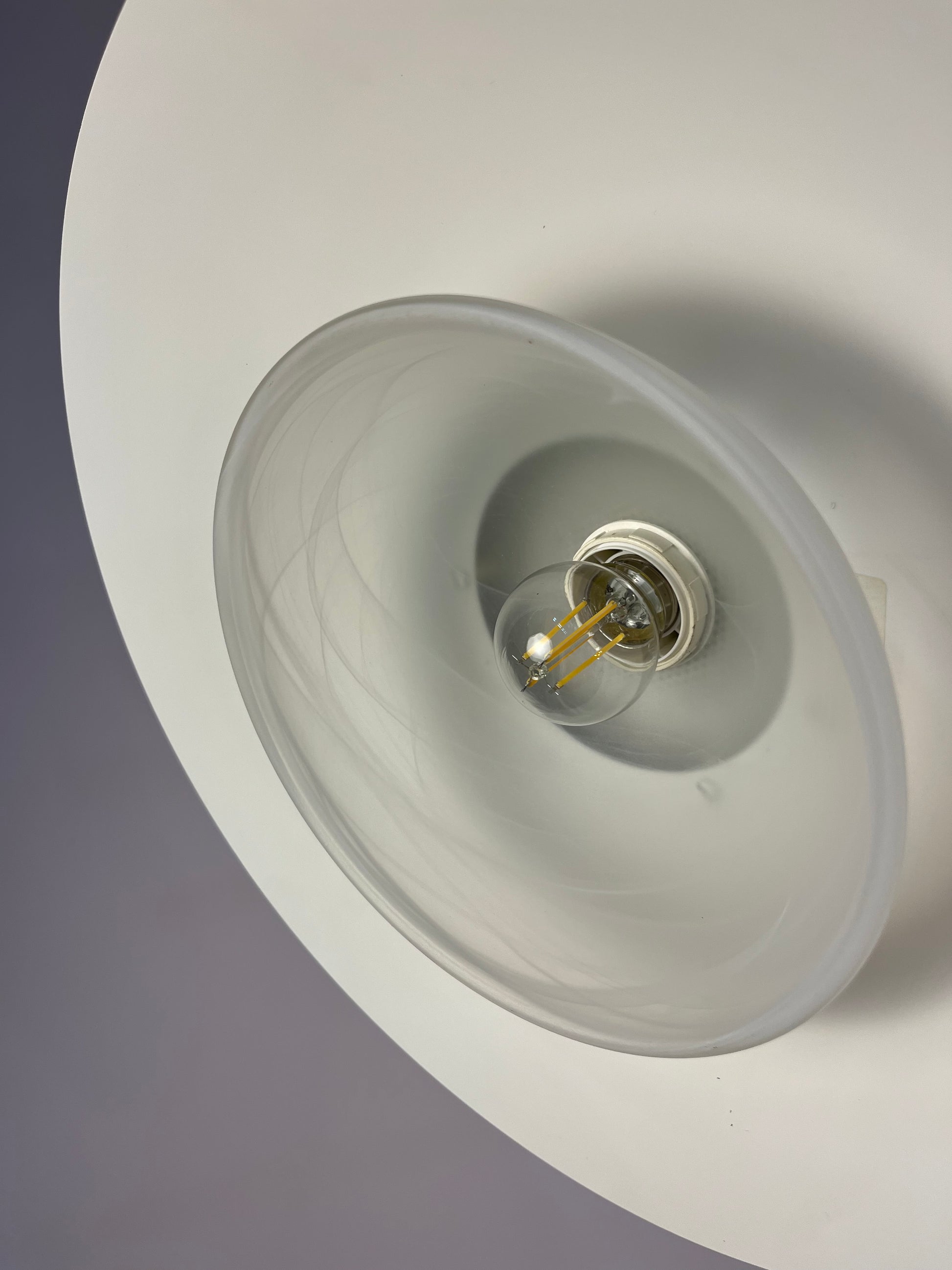 Lamellenlampe weiß mit marmorierter Glaslamelle von Jeka
