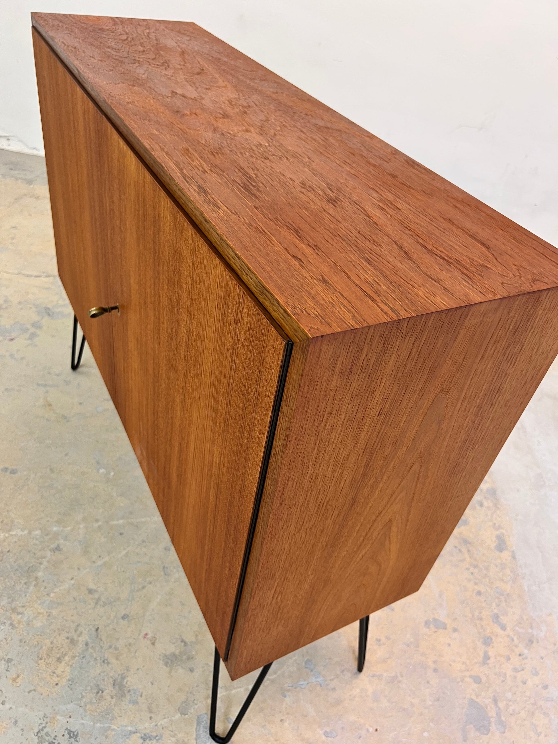 Schrank Teak auf Hairpinlegs