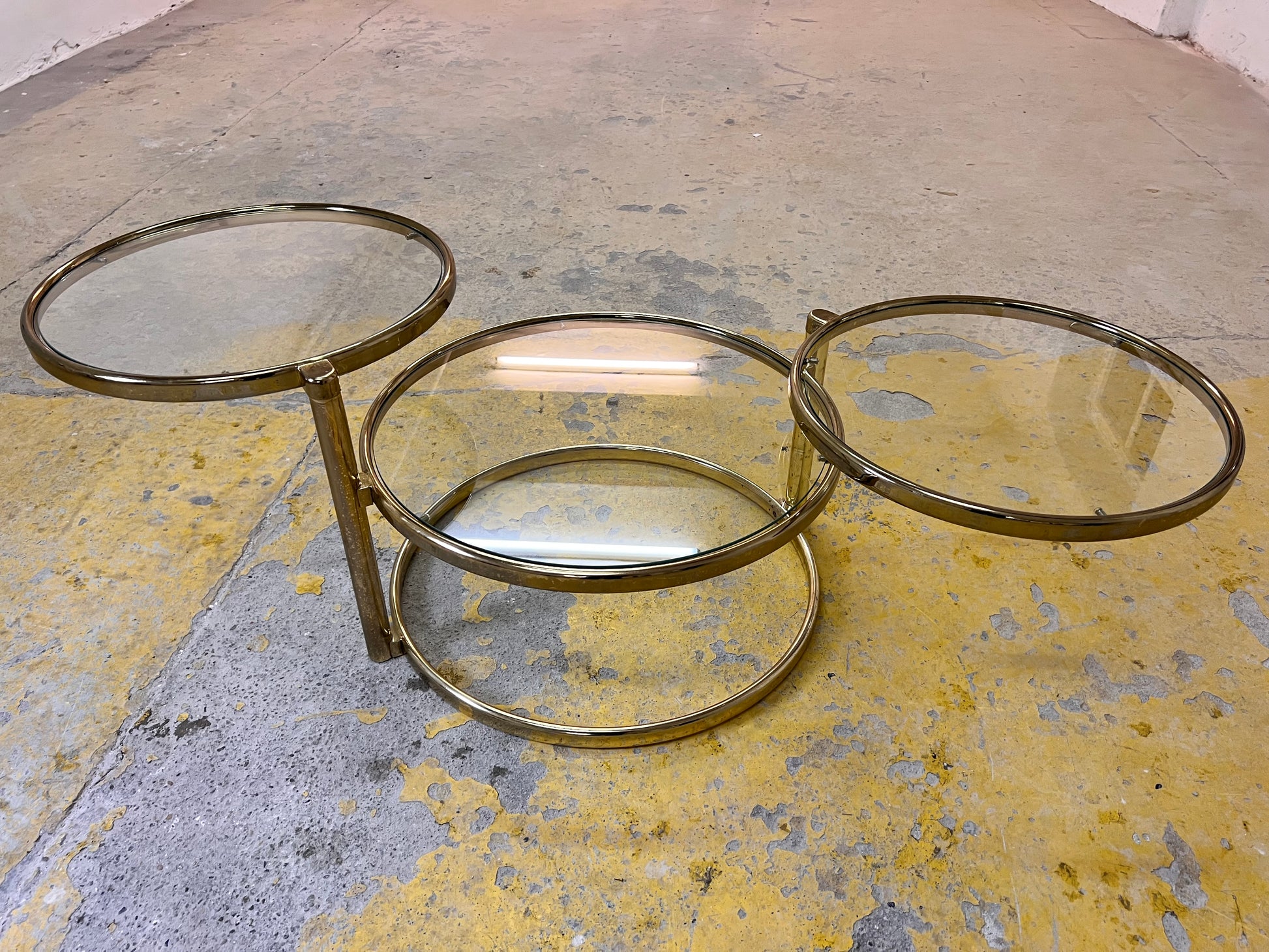 Runder Couchtisch Messing Glas mit drehbaren Tischplatten