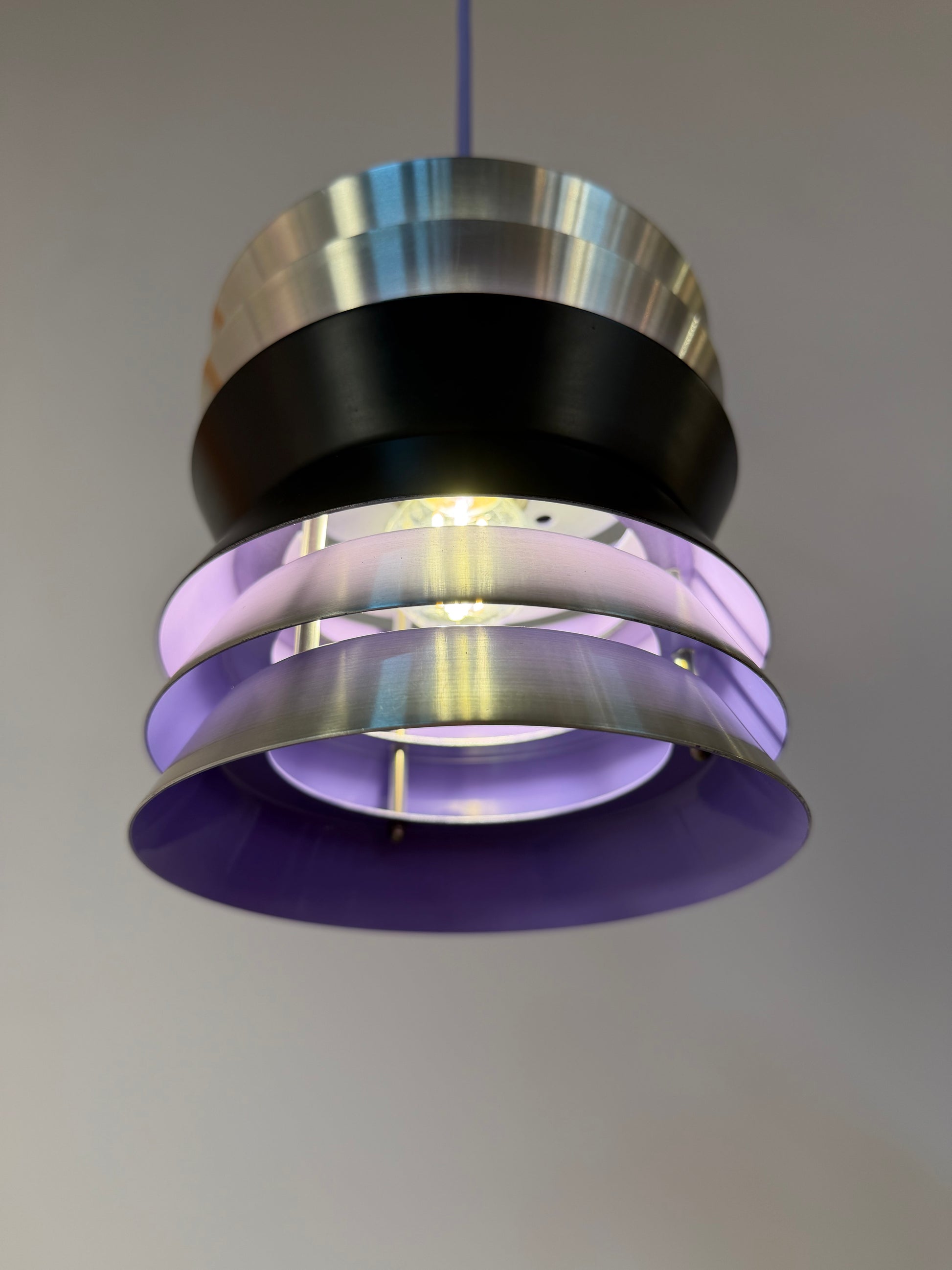 Lamellenlampe Trava silber schwarz lila von Carl Thore für Granhaga