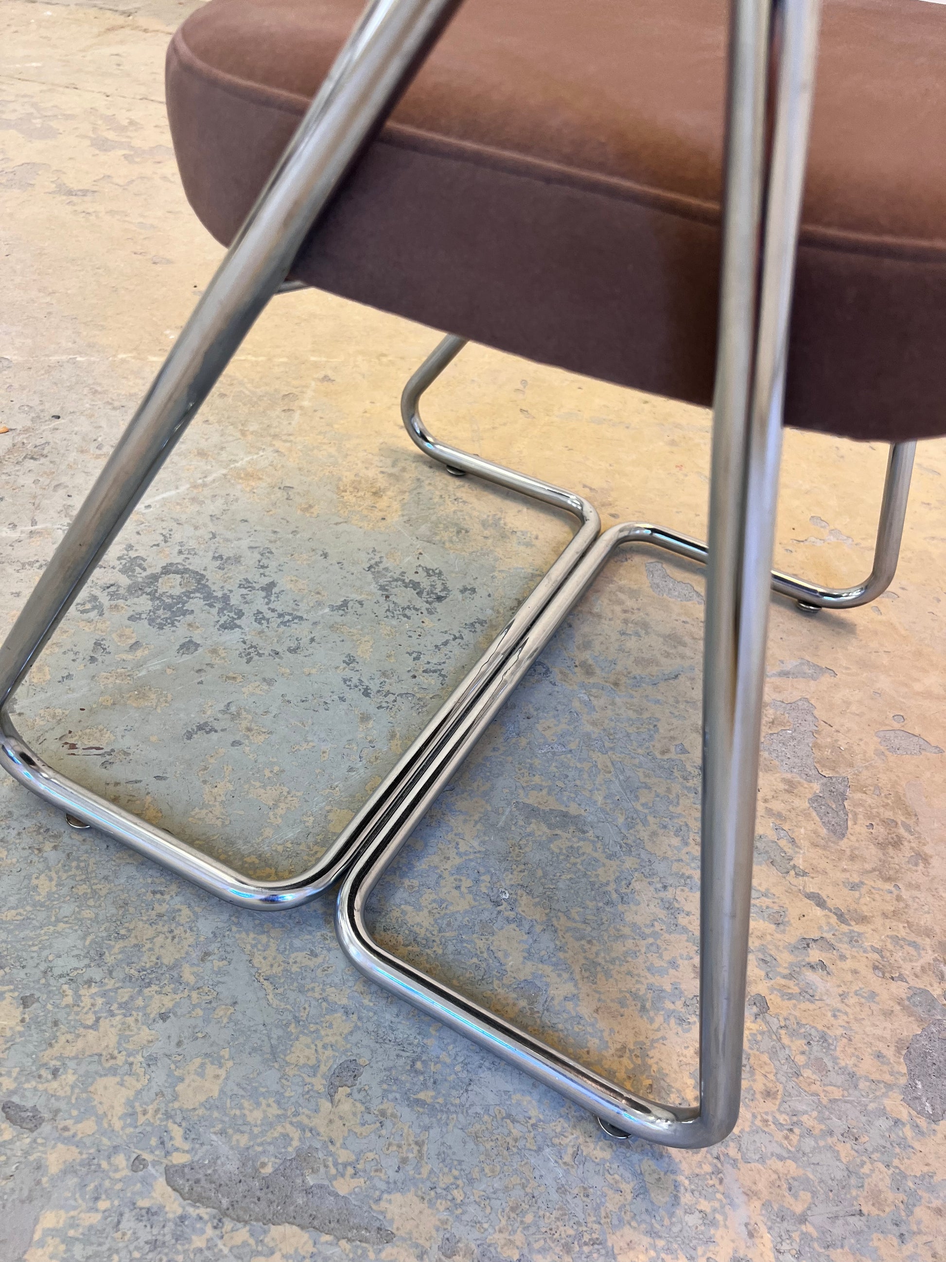Polsterstuhl Chrom mit braunem Velour
