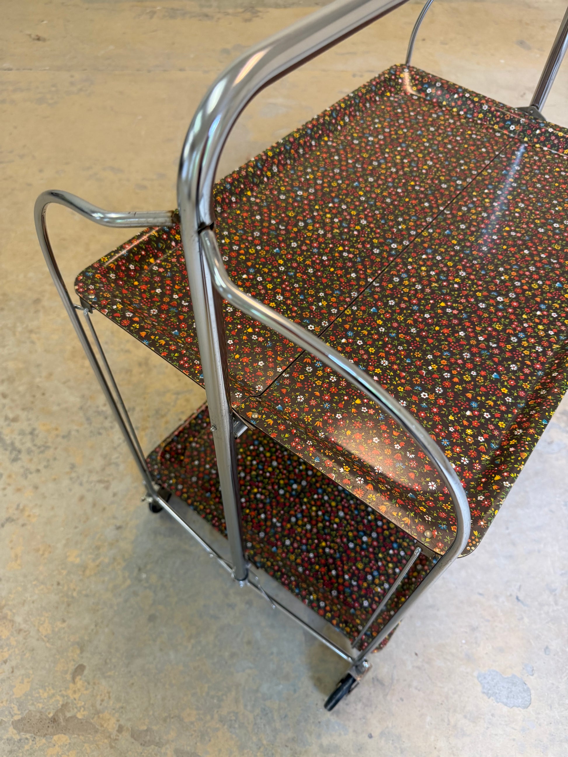 Dinette Servierwagen mit Blümchen und Chrom