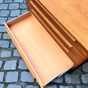 Kommode Eiche mit schwarzen Beinen